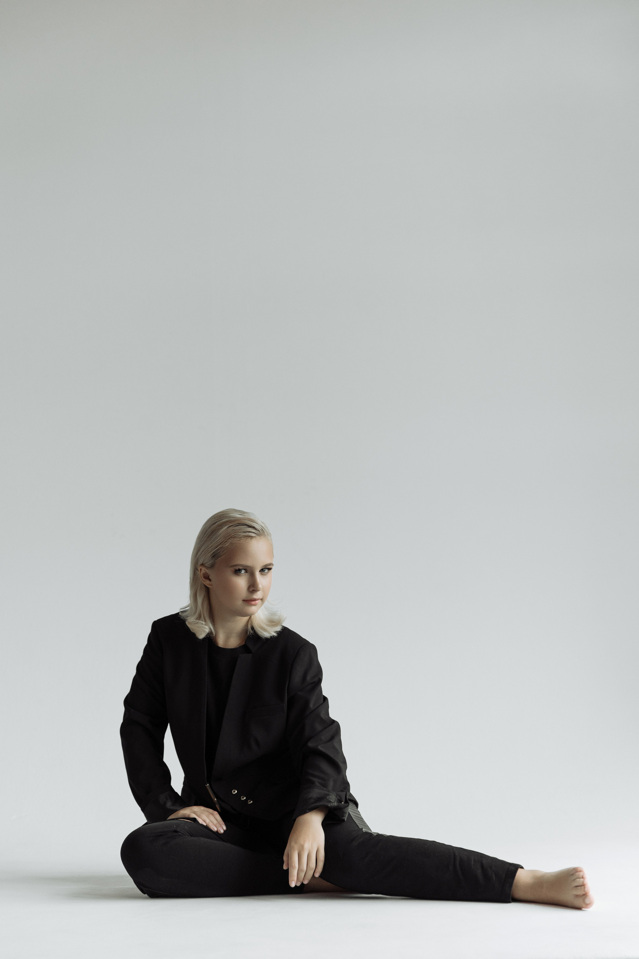 Фотосъемка Евы Демидовой в студии на белом фоне. Санкт-Петербург. Ева Демидова. Спортсмен по конкуру в Санкт-Петербуре