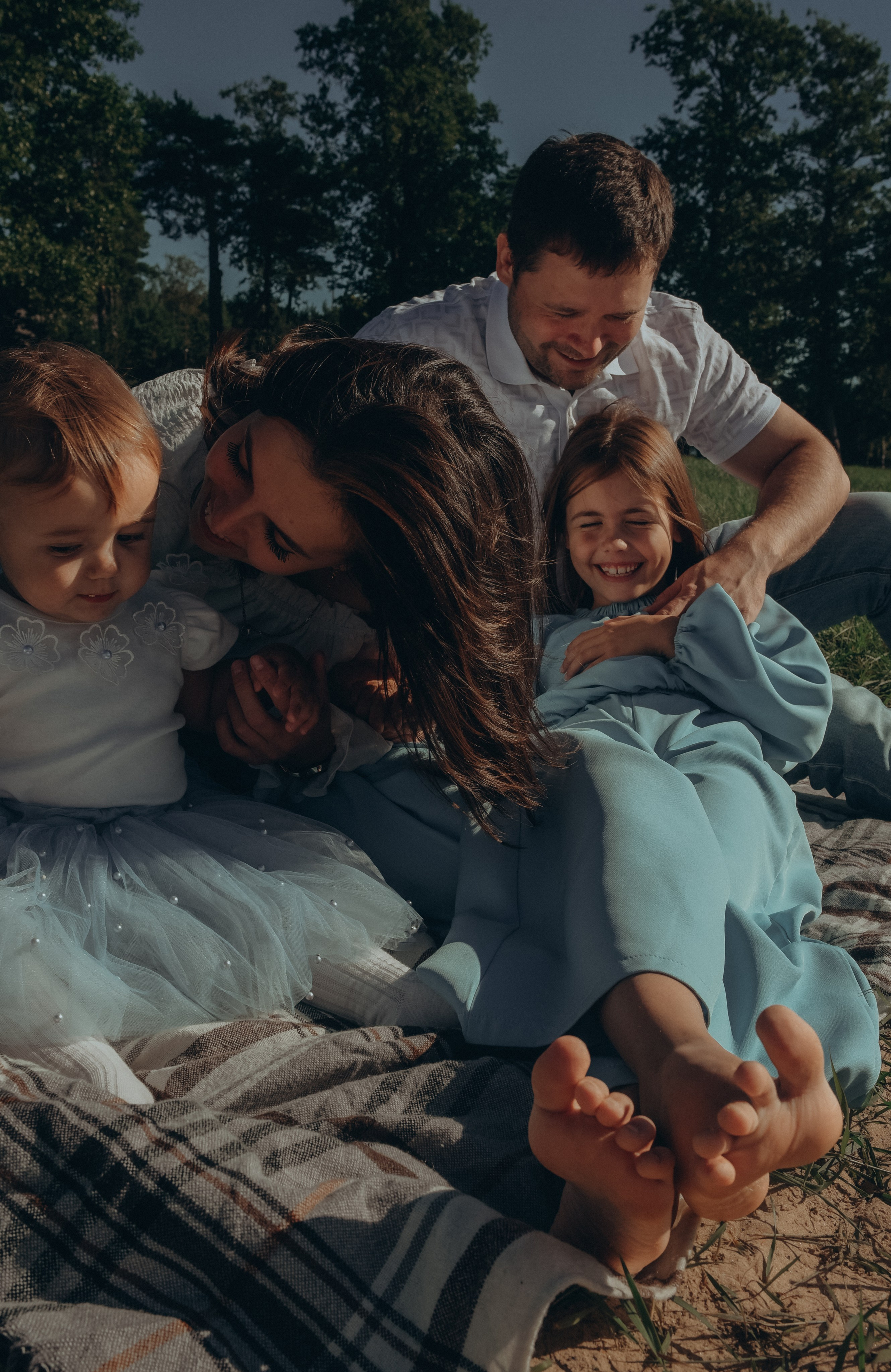 Семейная фотопрогулка на заливе. Алена Виталий Илона Ника. Семейный и свадебный фотограф в Санкт-Петербурге Яна