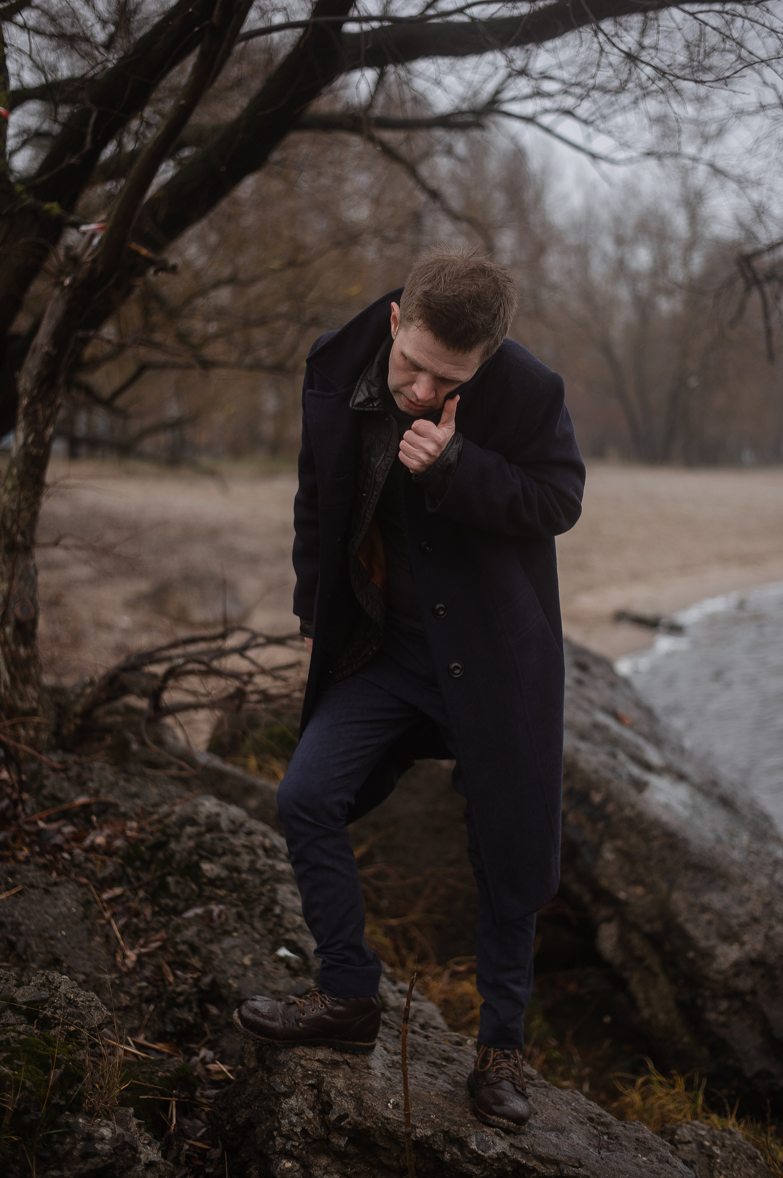 Арсений, пасмурная вода в осени. Свадебный фотограф в Ярославле Денис Медоваров