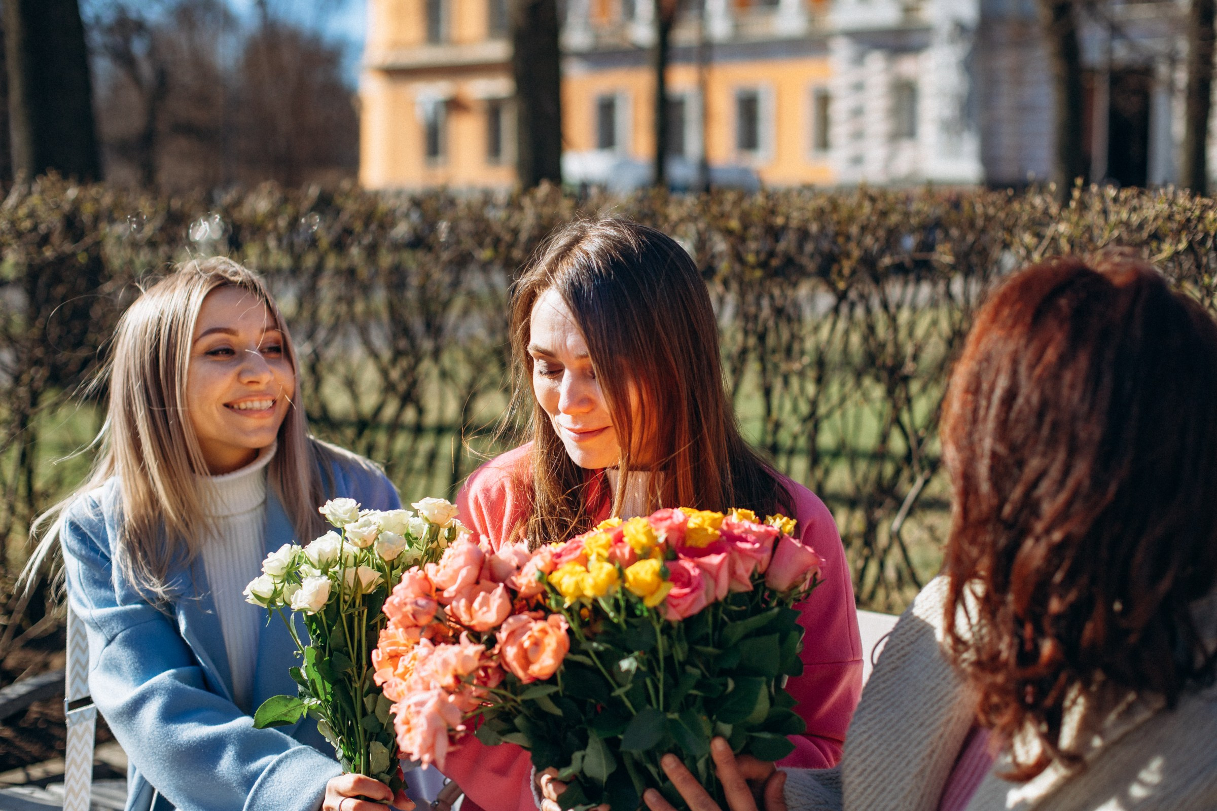Анастасия с подругами в апреле. Фотопрогулка в Петербурге. Индивидуальный и семейный фотограф в Санкт-Петербурге