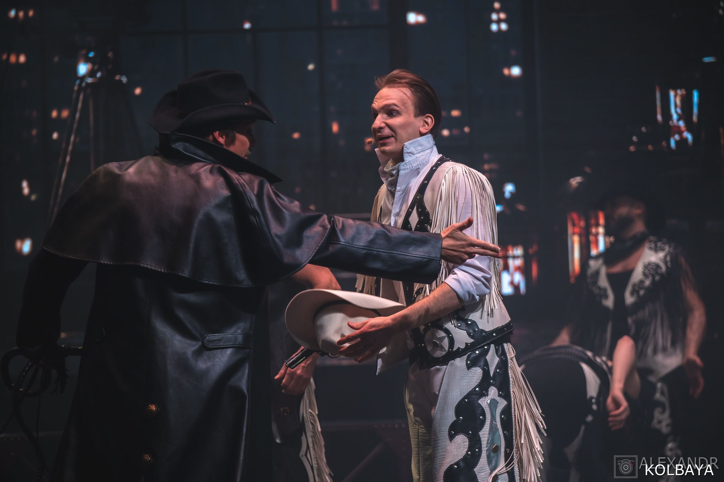 Фотографии со спектакля «Привет, я тетя Чарли». Концертный и театральный репортажный фотограф в Москве Александр Колбая