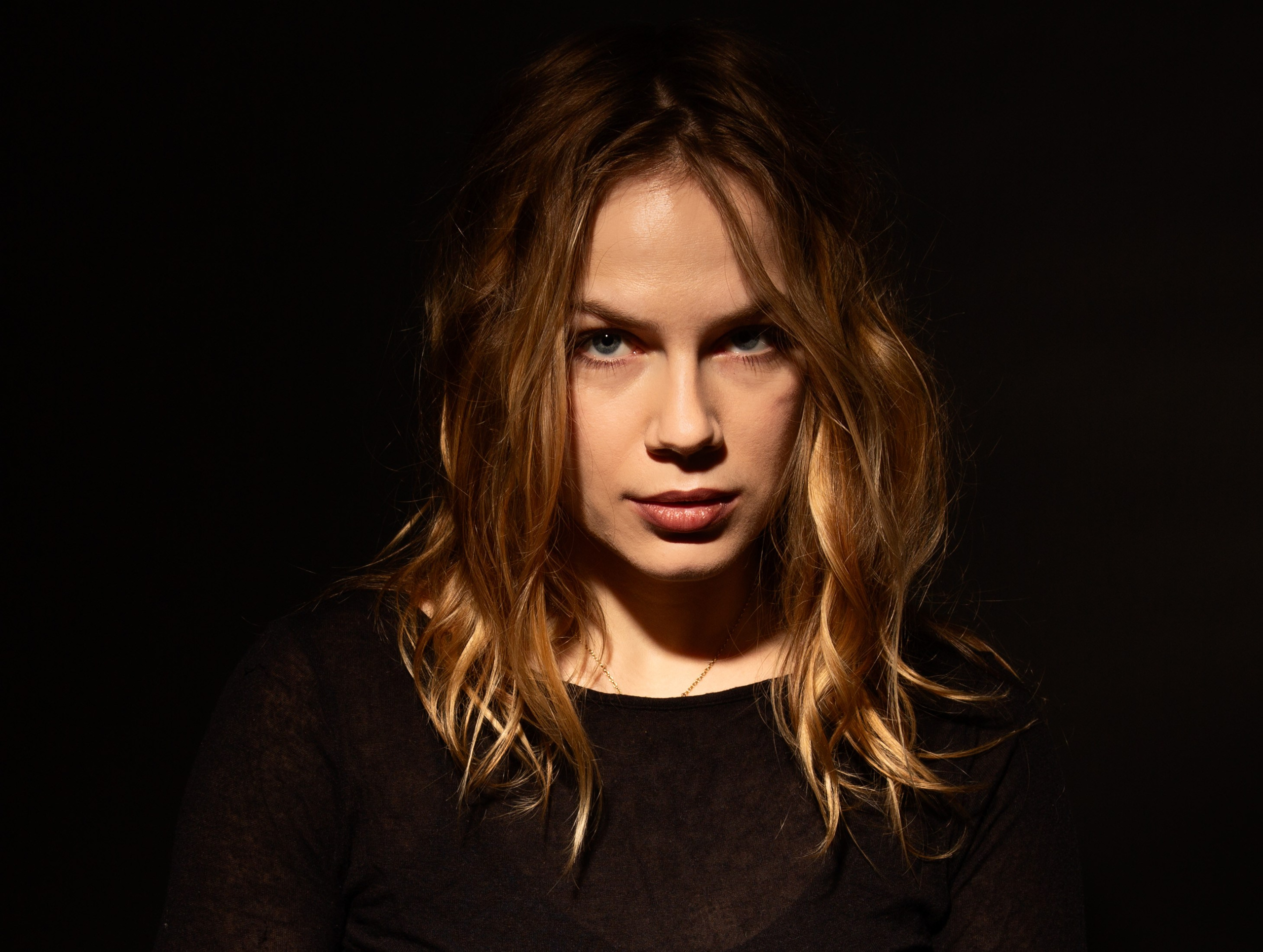 Фотосессия с жестким темным светом