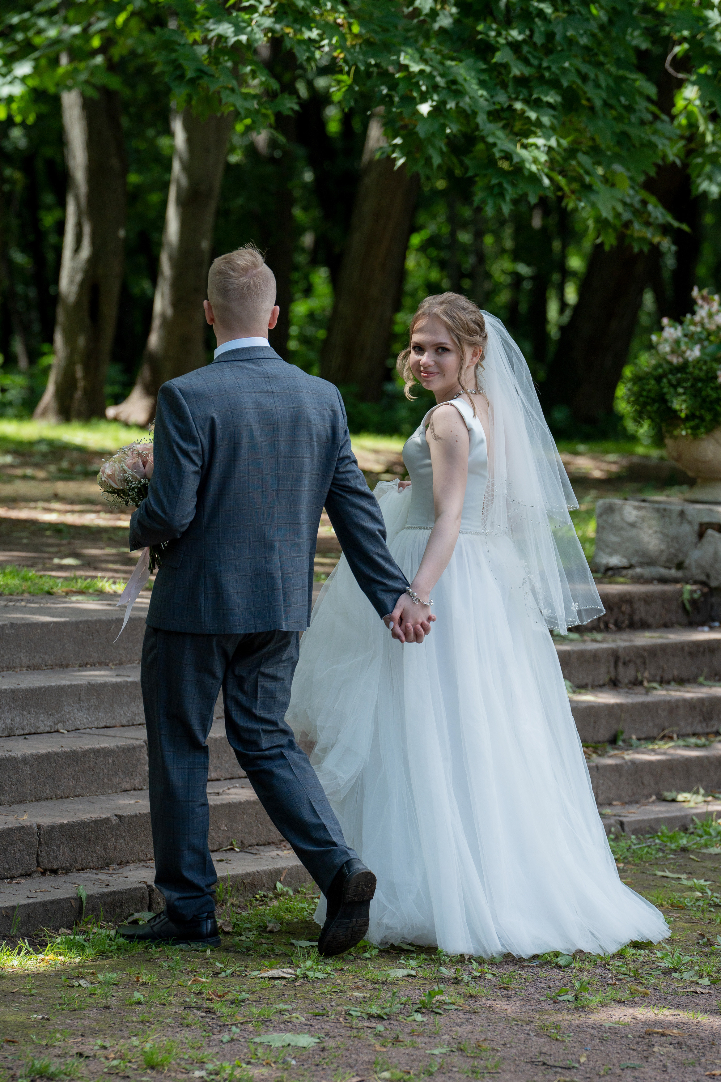 Свадебная прогулка в парке Горького Москва. Портретный фотограф Олеся Владимирова в Москве