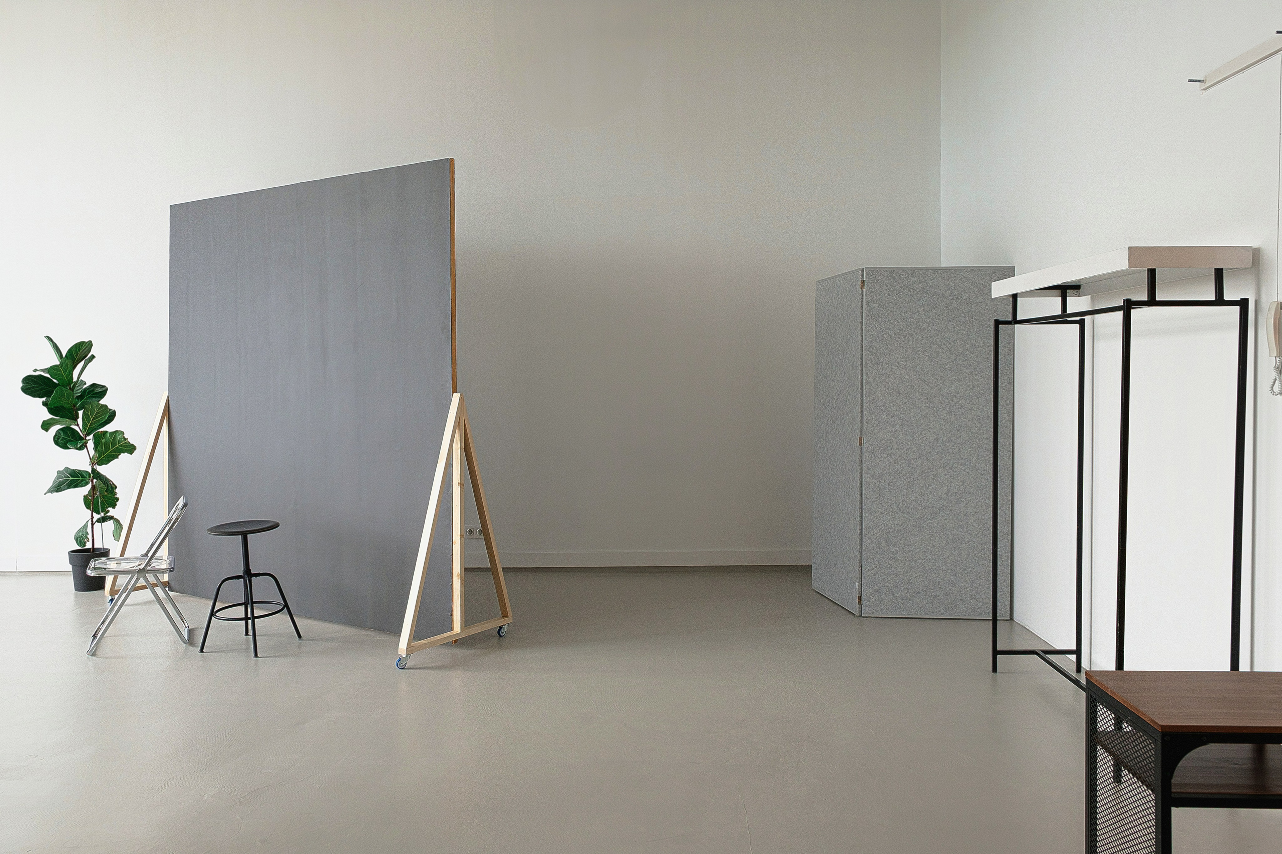 Стильная фотостудия с бетонной стеной. 5loft Фотостудия в Ижевске