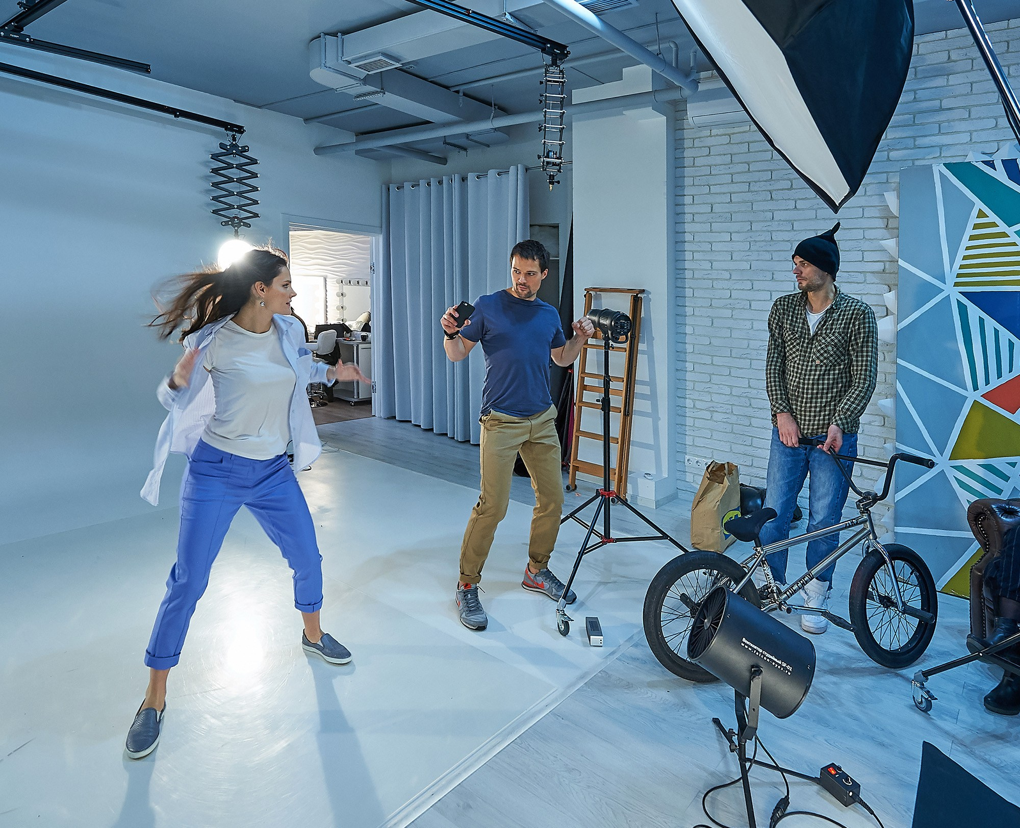 BACKSTAGE. Www.apowerstudio.com