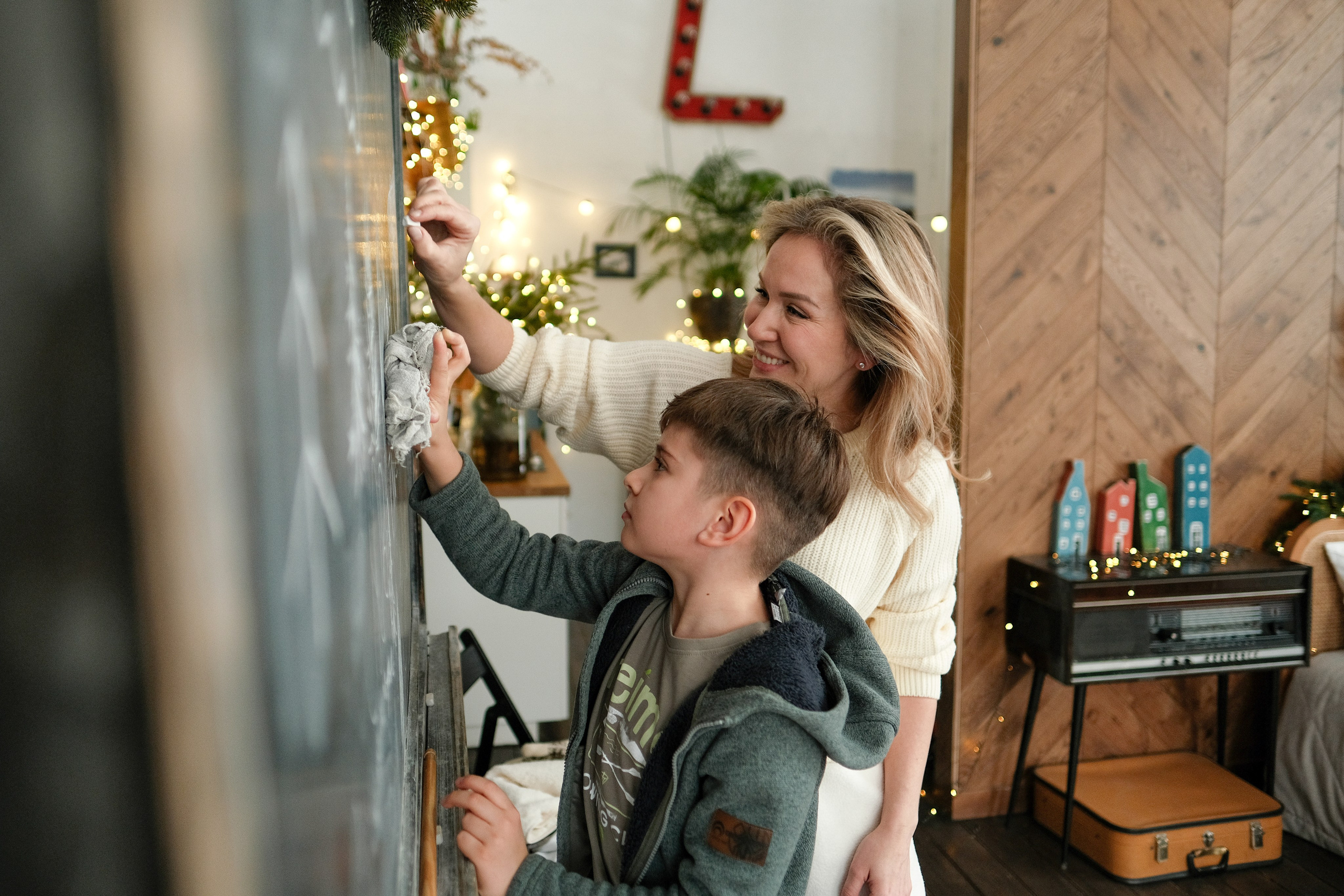 Мама и сын рисуют на доске.