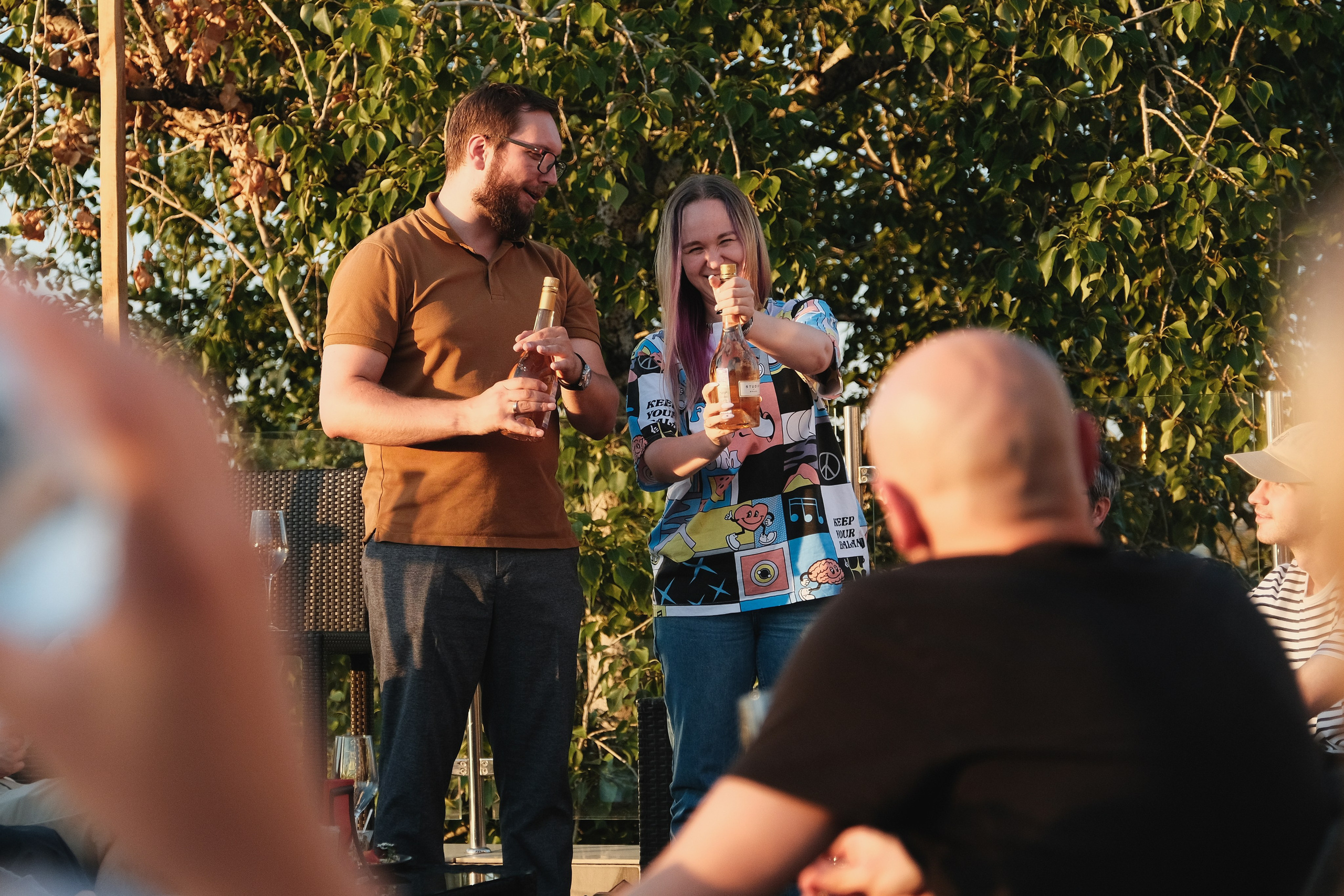 Сомелье на вечеринке.