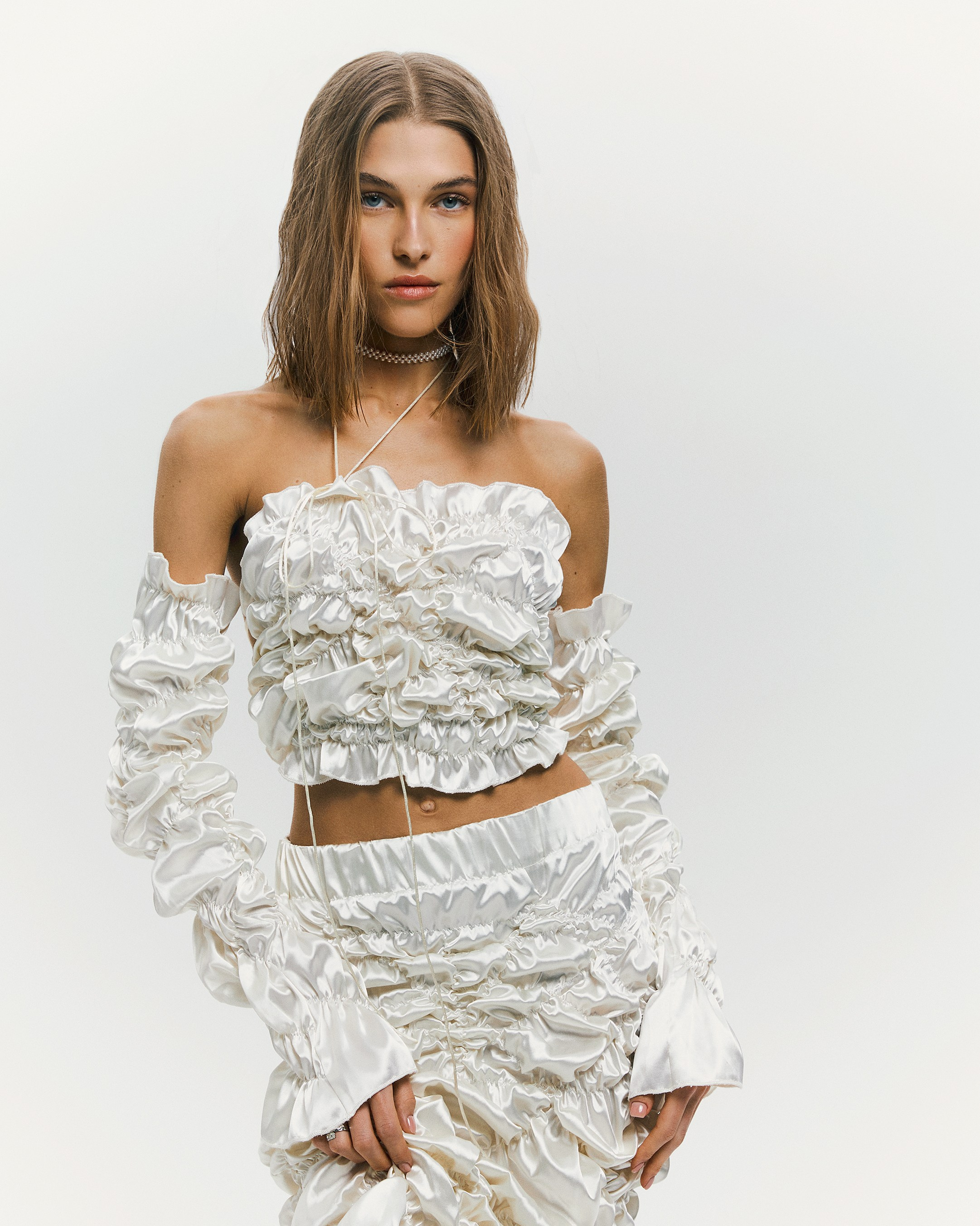 Съемка атласного белого комплекта платье, юбка и рукава от коммерческого фотографа 