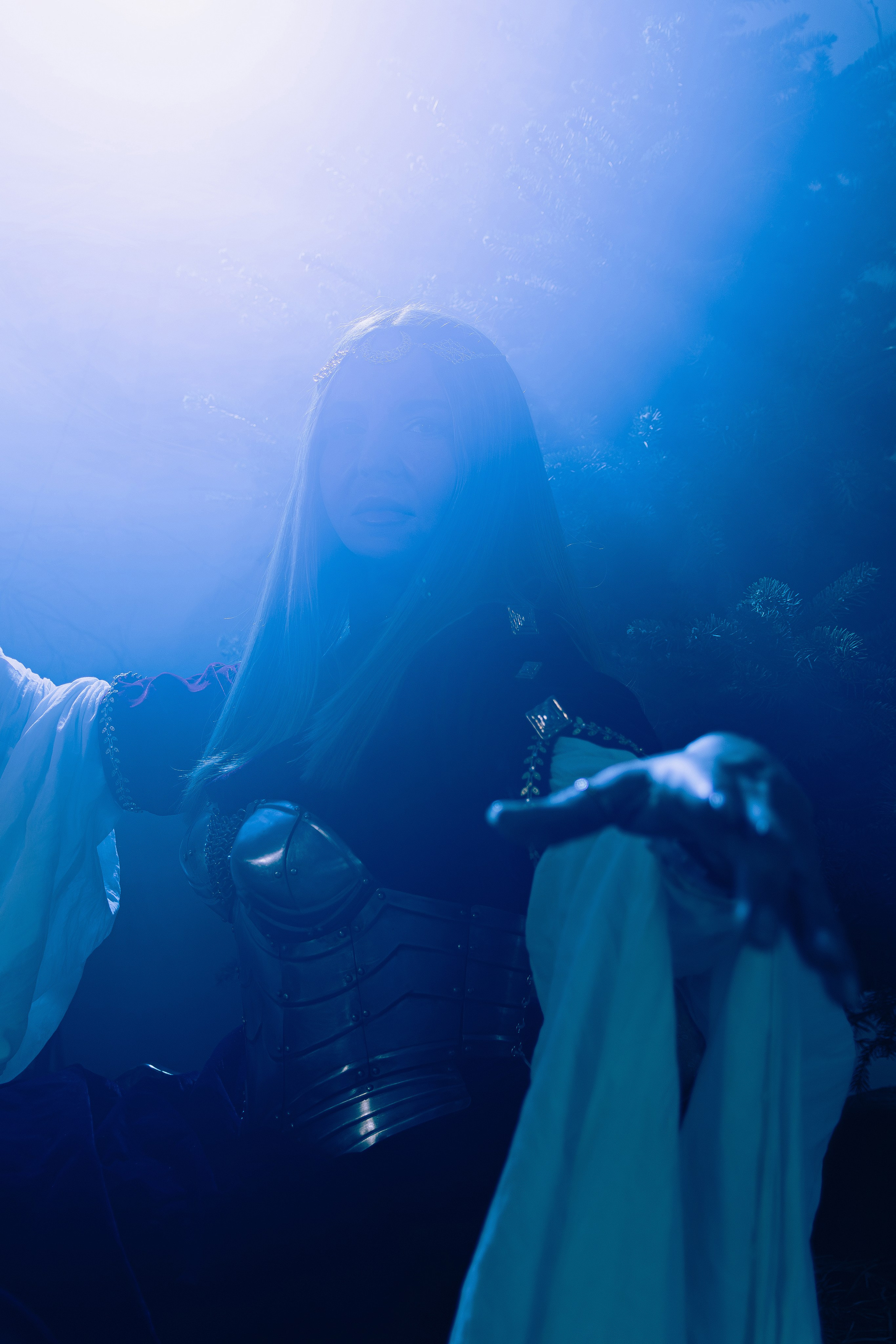 Женская фотосессия в Ростове-на-дону в образе воительницы с доспехами и мечом в поле.