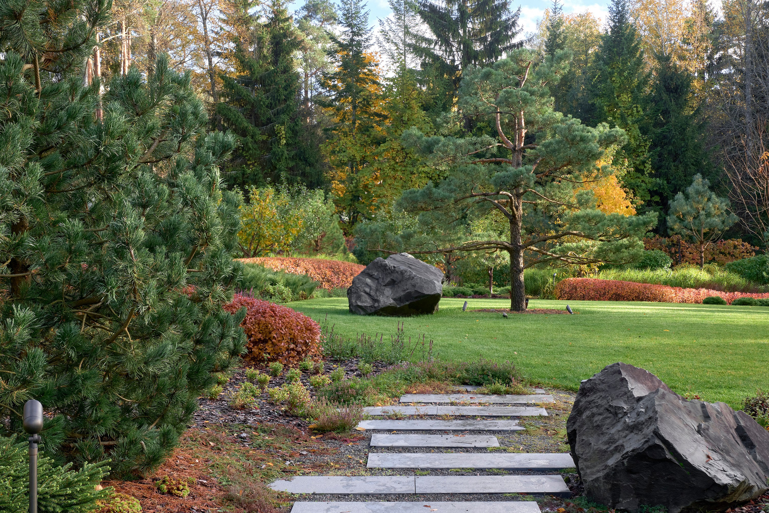 Усадьба Хрустальное: фотосъемка частного сада Валерия Федотова в Репино для L.BURO. Фотограф Наталья Соловьева | interioto