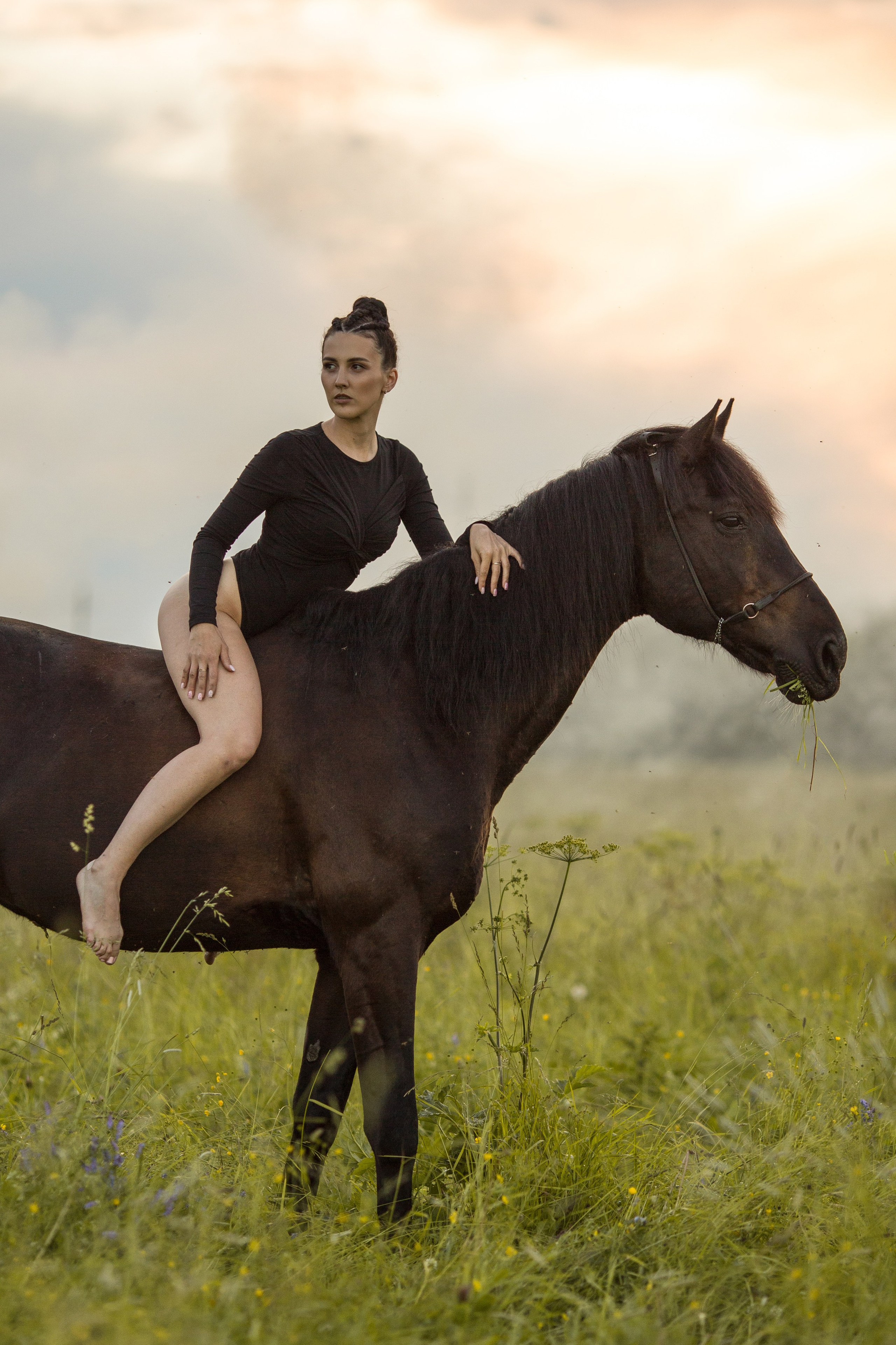Фотосессия с лошадью в купальнике в поле