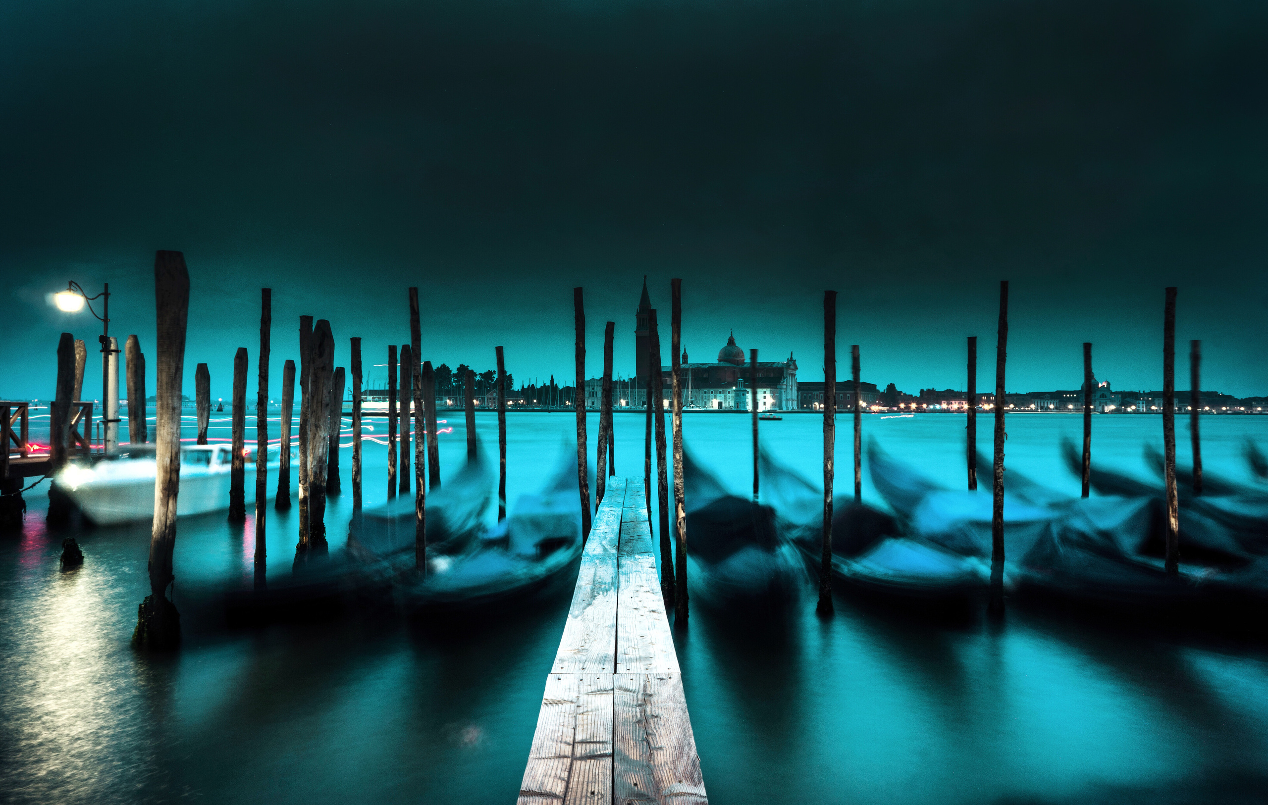 Wallpaper. See the moment and catche. commercial and reportage