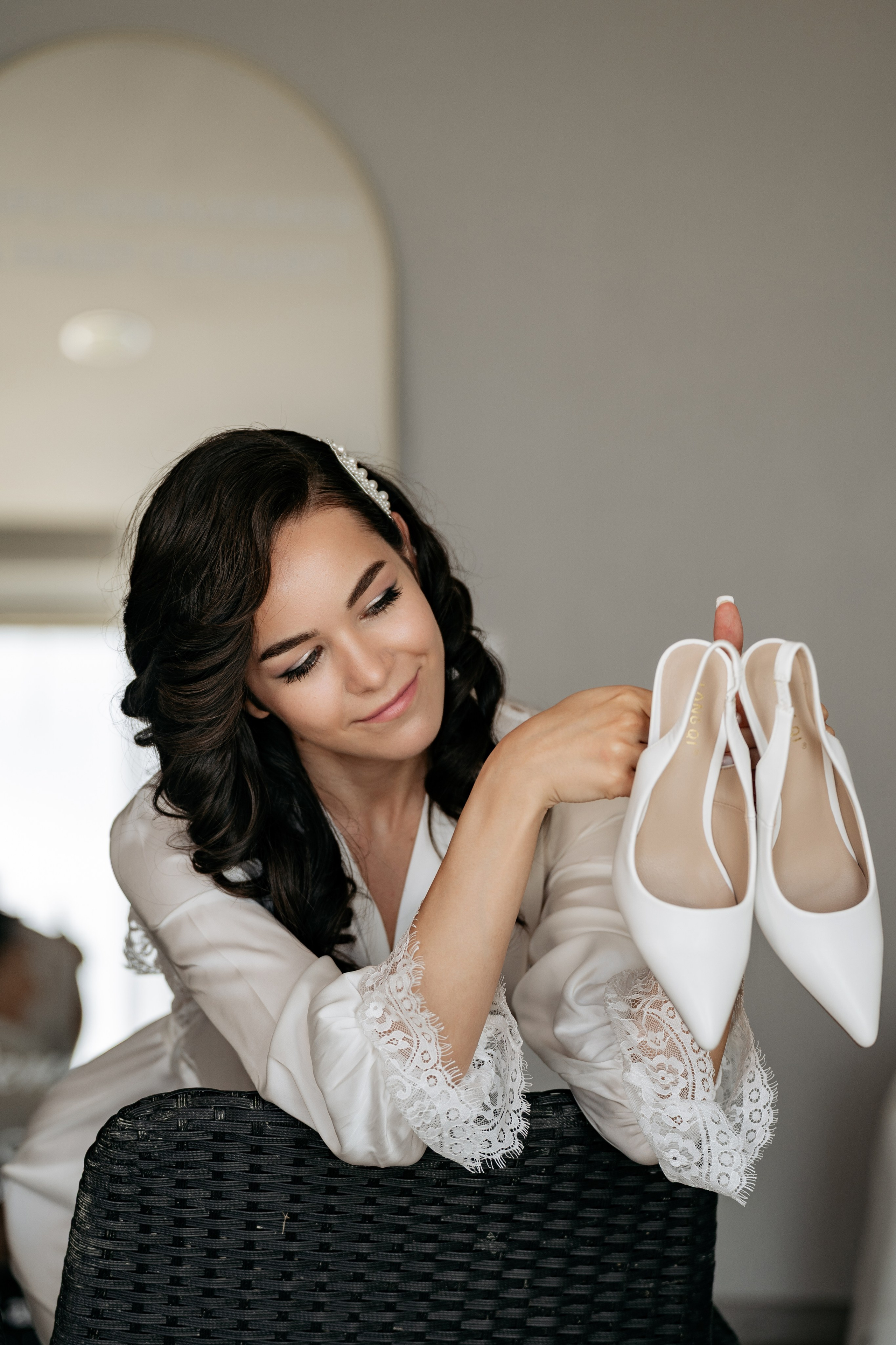 Эмоциональный портрет невесты от свадебного фотографа в Анапе. Сборы в усадьбе Семигорье.