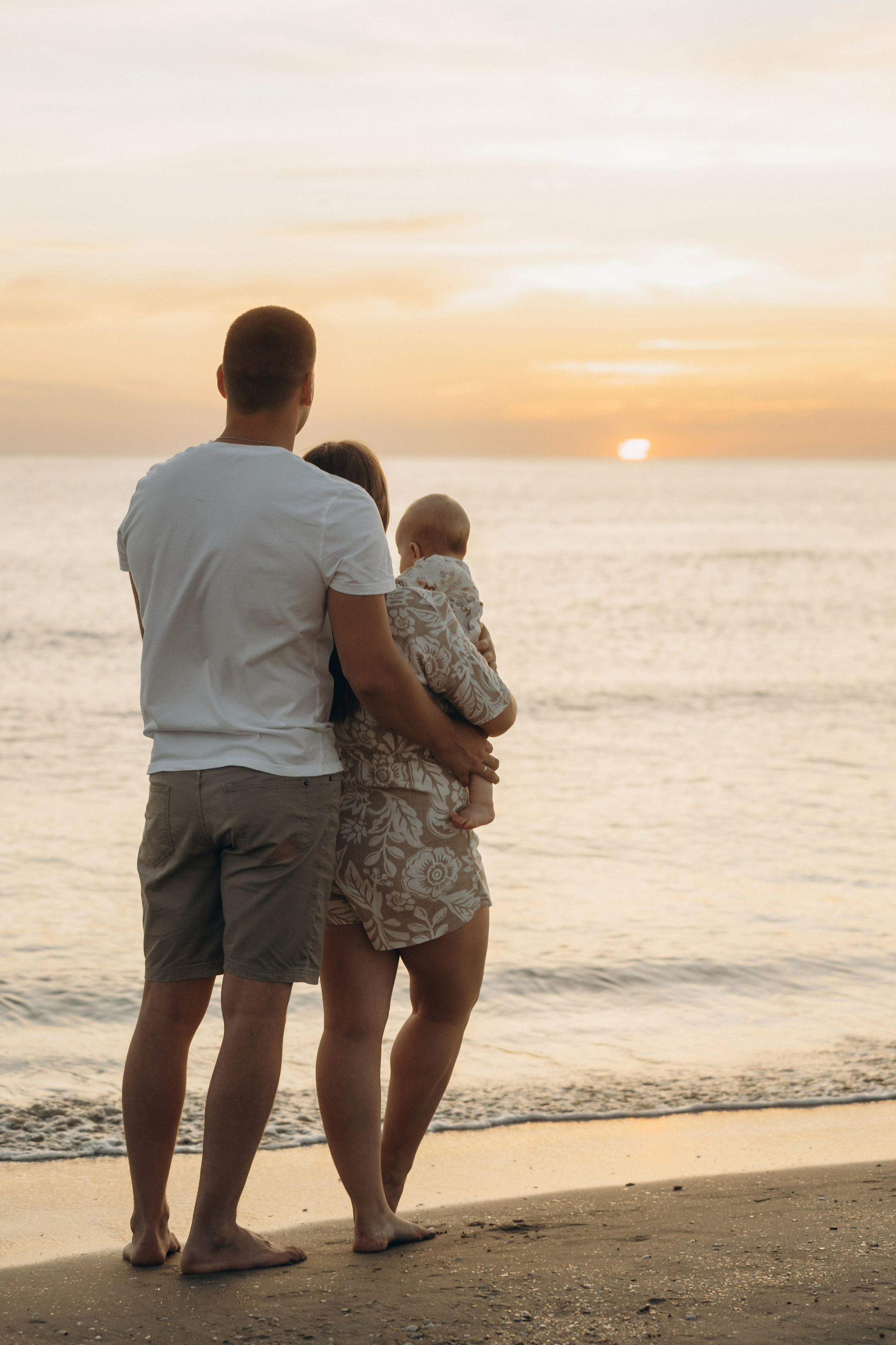 Семейная фотосессия в Анапе – тёплые кадры на закате у моря, фотограф Анапа