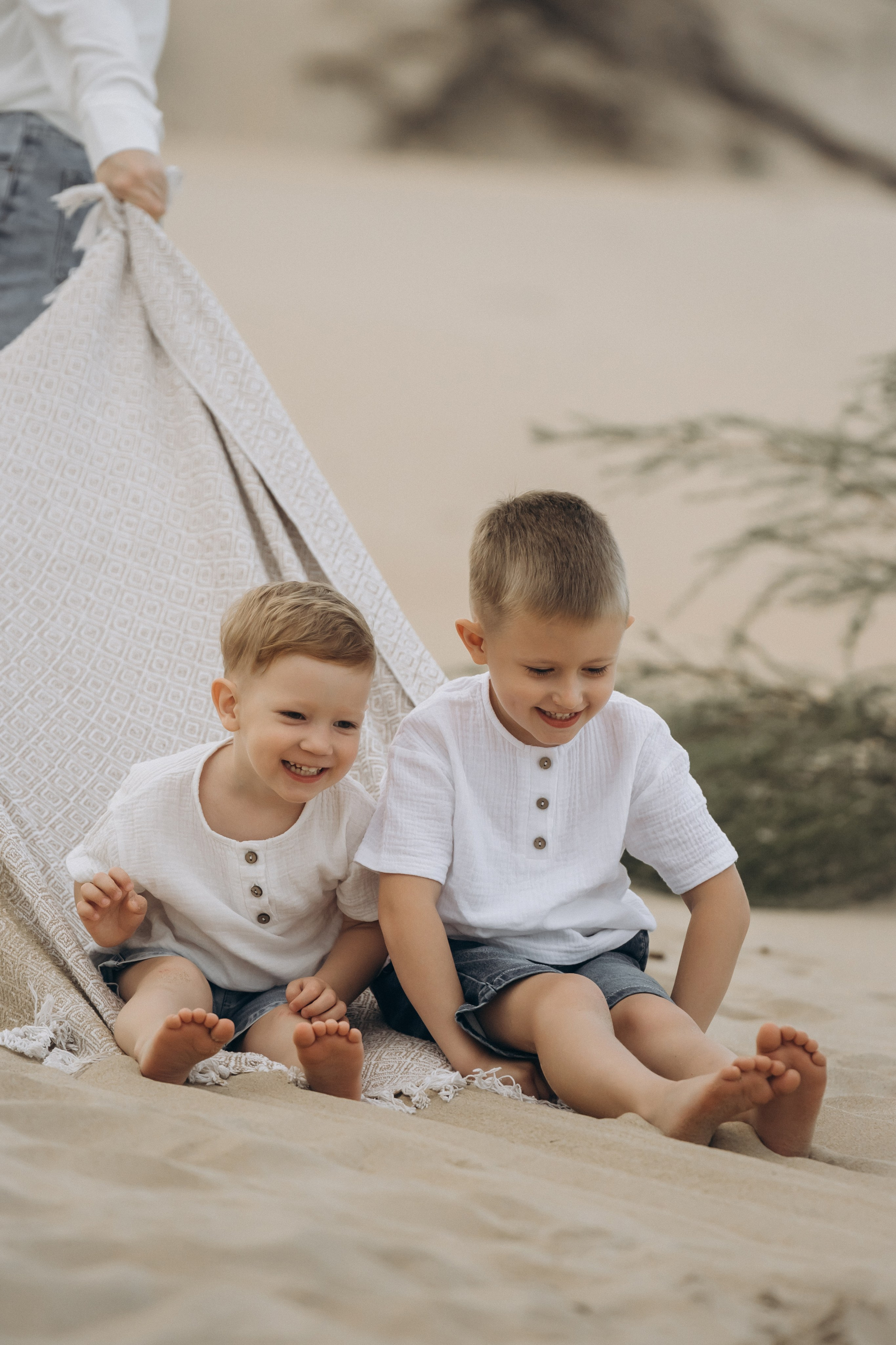 Фотограф Голубицкая создала портрет в движении – вся семья бежит по пляжу, держась за руки  
