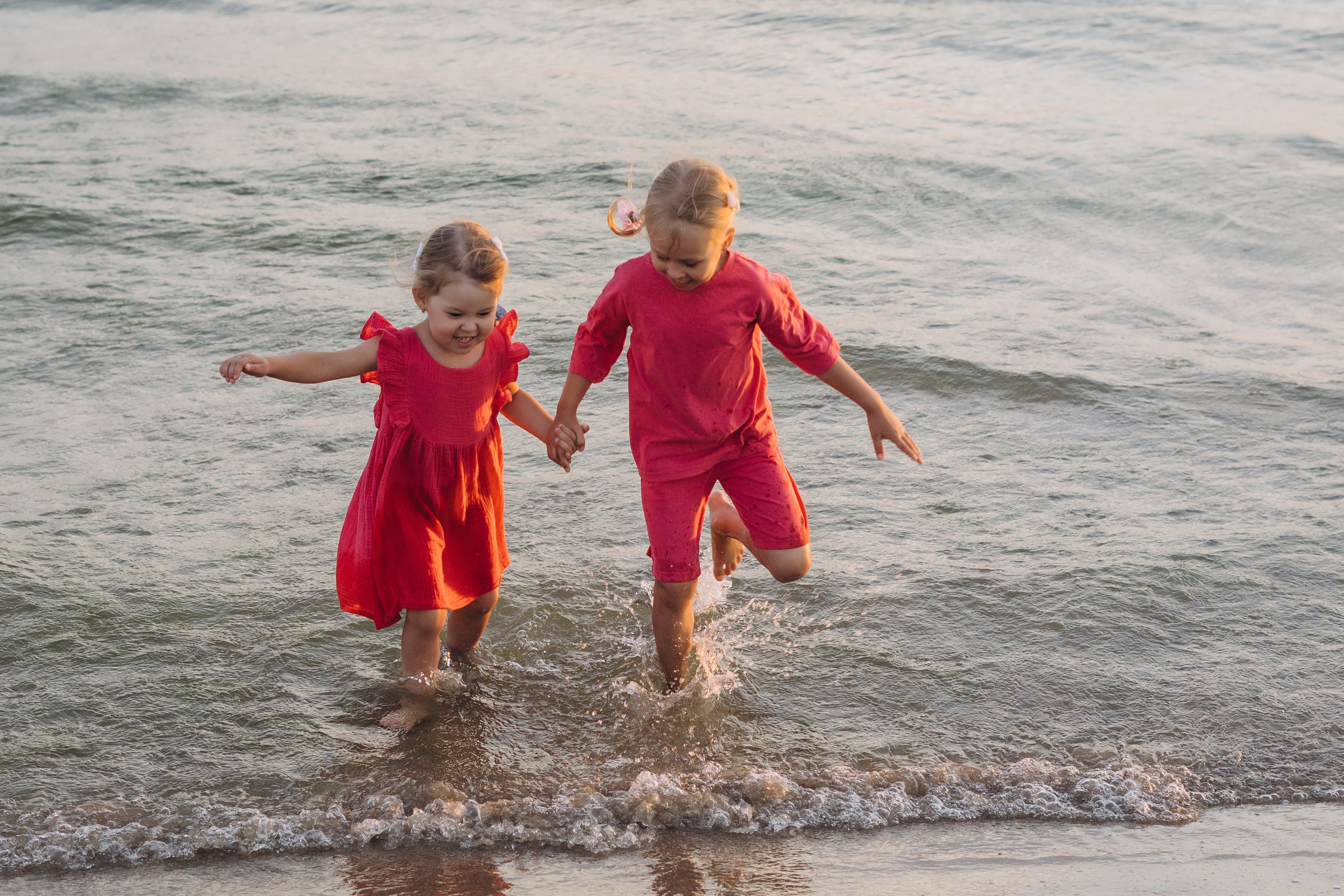 Фотограф Голубицкой создал волшебные кадры семьи с мыльными пузырями на закате