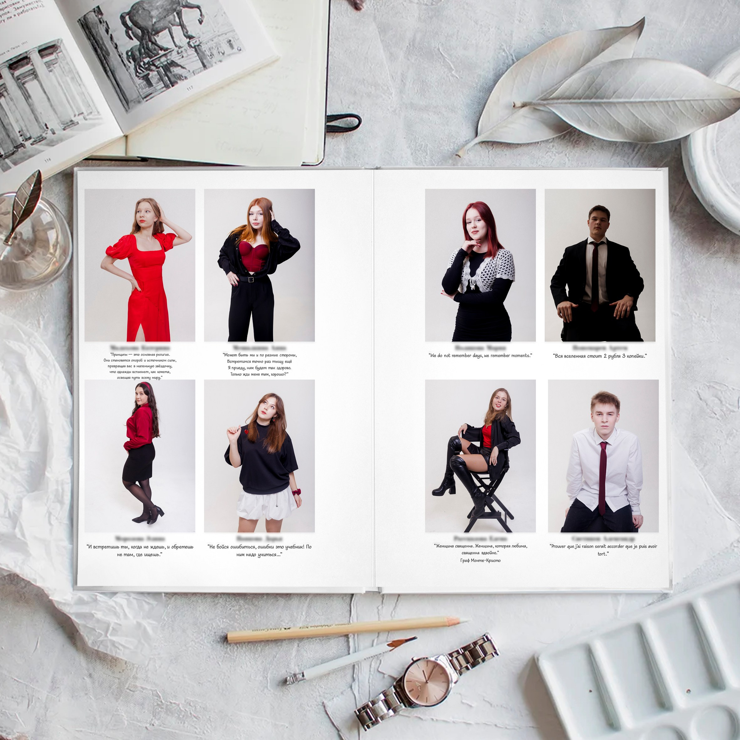 Разворот альбома с фото одноклассников.