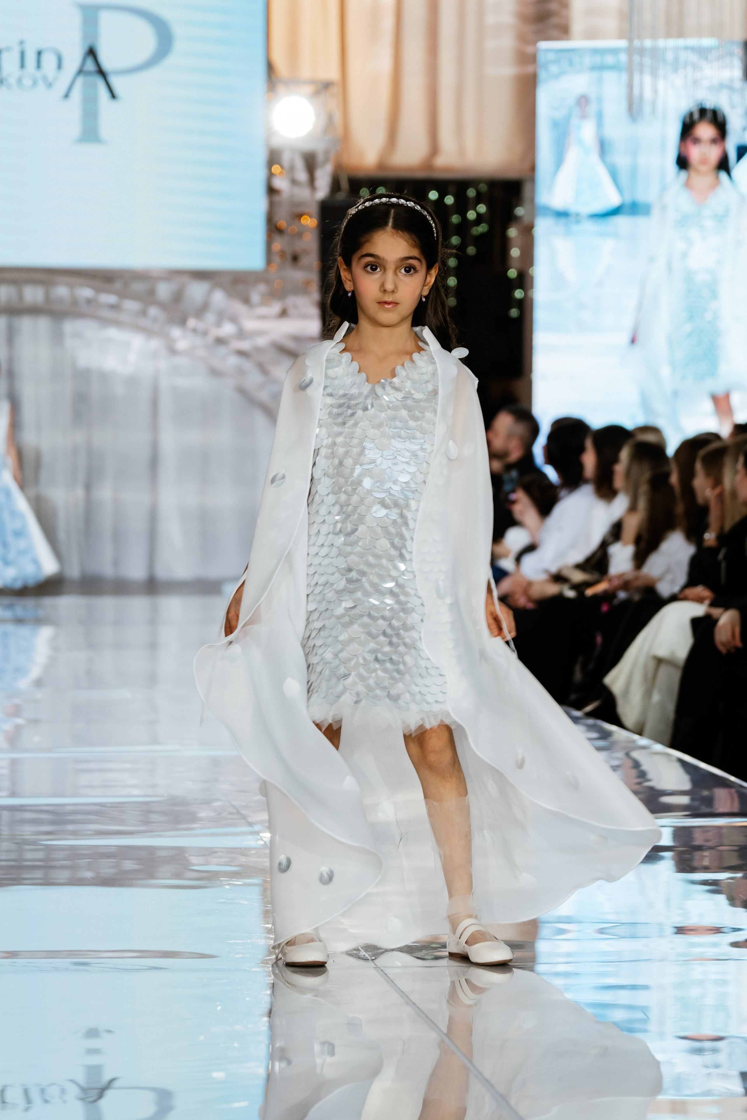 Платье « Рыбка » . Материал накидки органза Caroline , чешуйки изготовлены вручную более 1000 элементов, что придаёт платью изысканный вид. Идеально подойдёт на девочку ростом 116-122 см. Цена : 20000₽