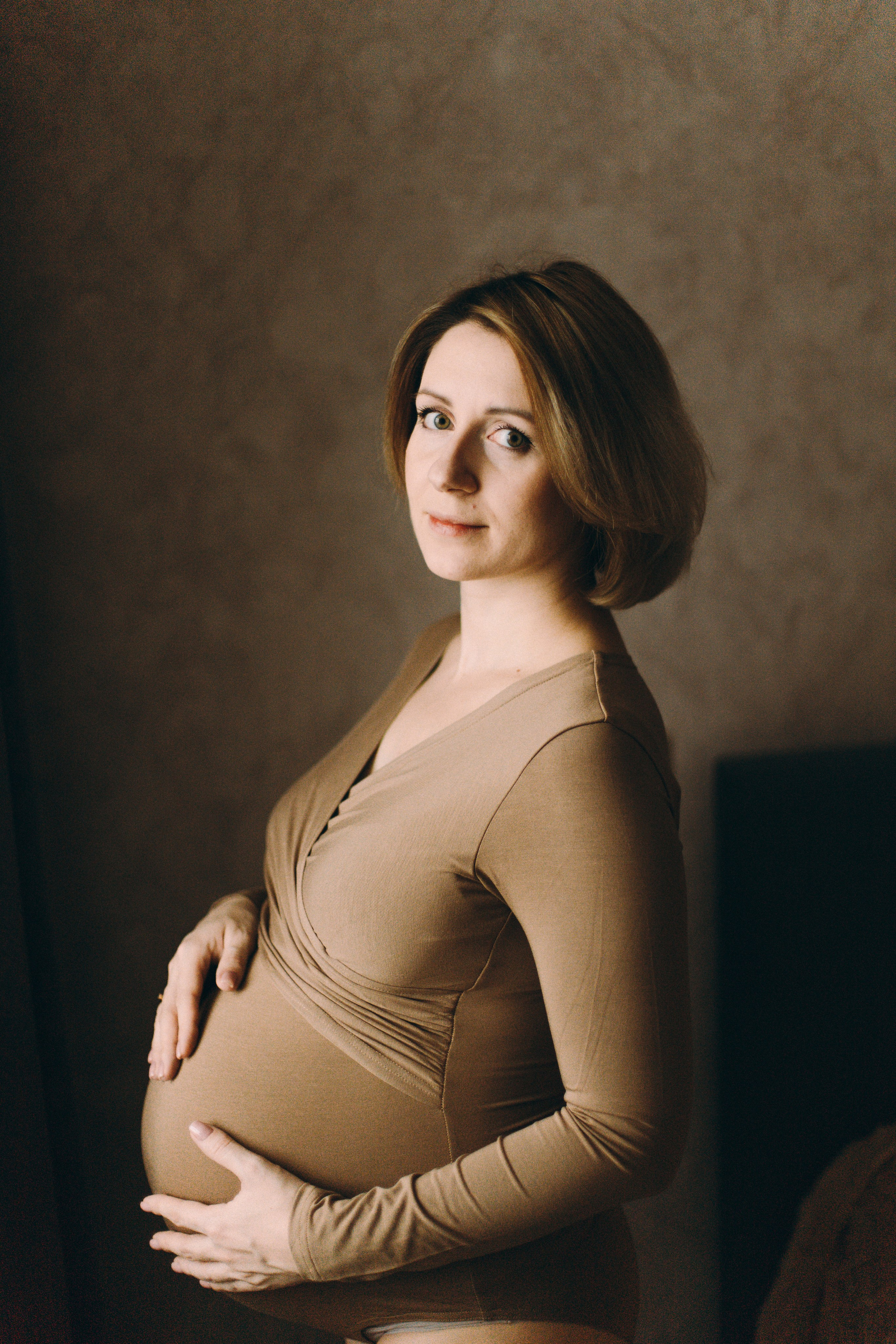 Домашняя съёмка беременности, фотосессия беременной девушки дома, беременная девушка в коричневом боди