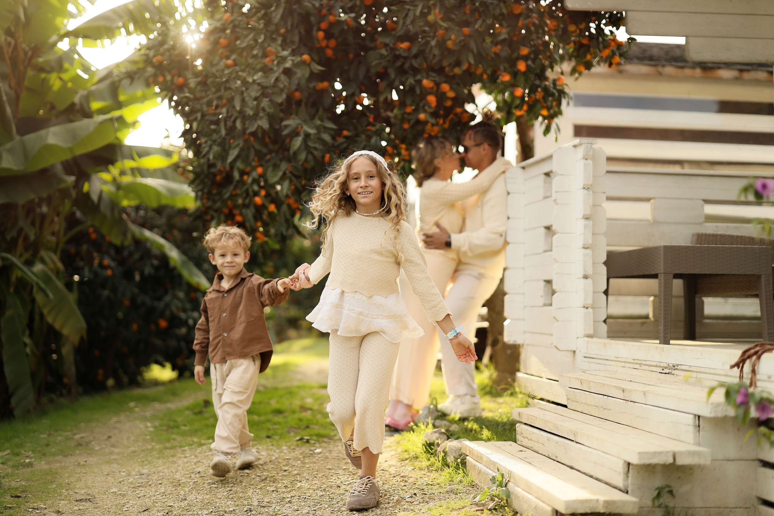 Семейная фотосессия в мандариновом саду Абхазии. Свадебный и семейный фотограф в Абхазии Жанна Соснина