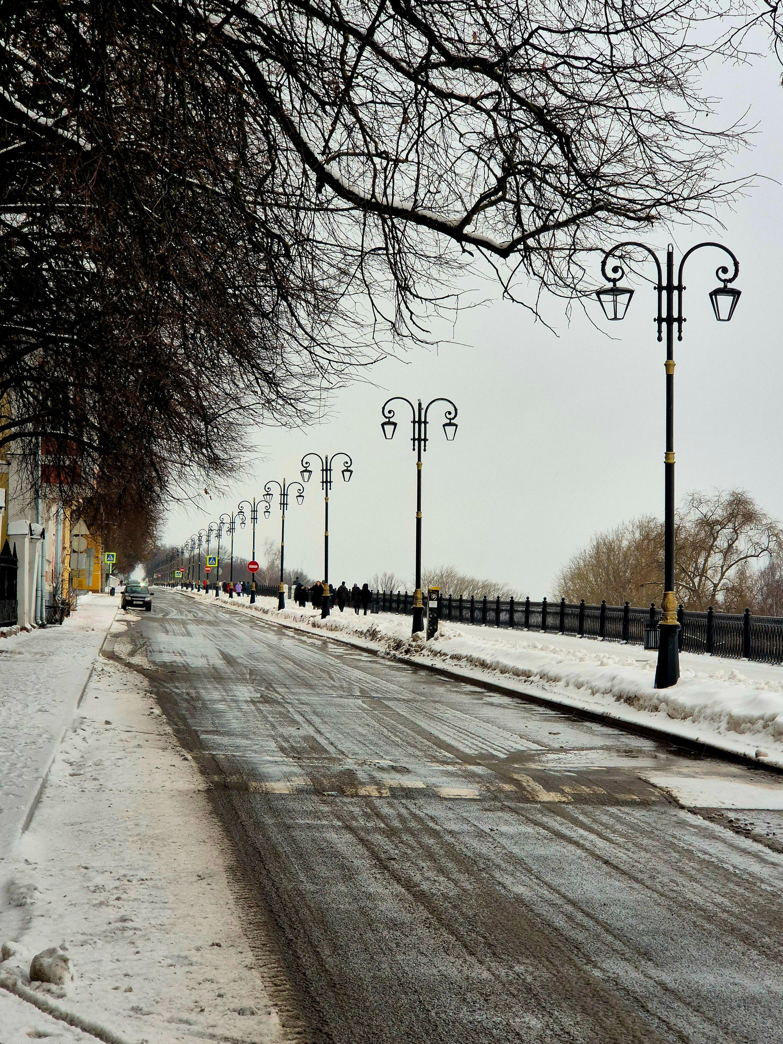 Верхне-волжская набережная пустынна, всех выдувал ветер