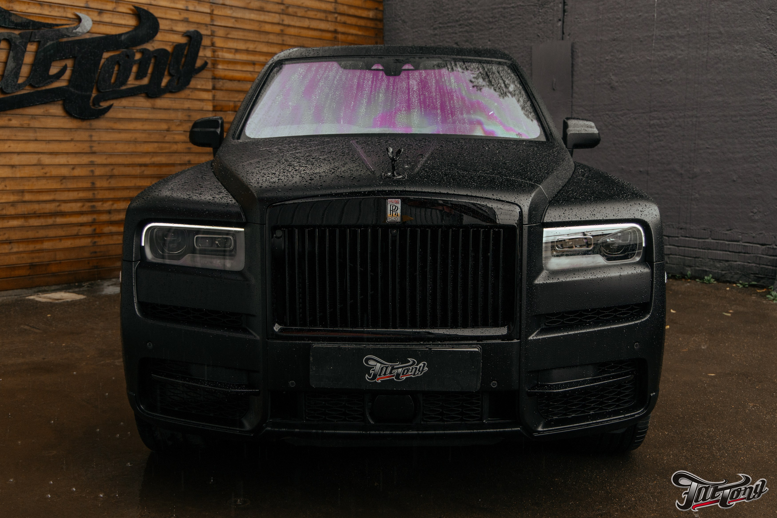 Rolls-Royce Cullinan оклейка в матовый полик, полный антихром. DeLorein