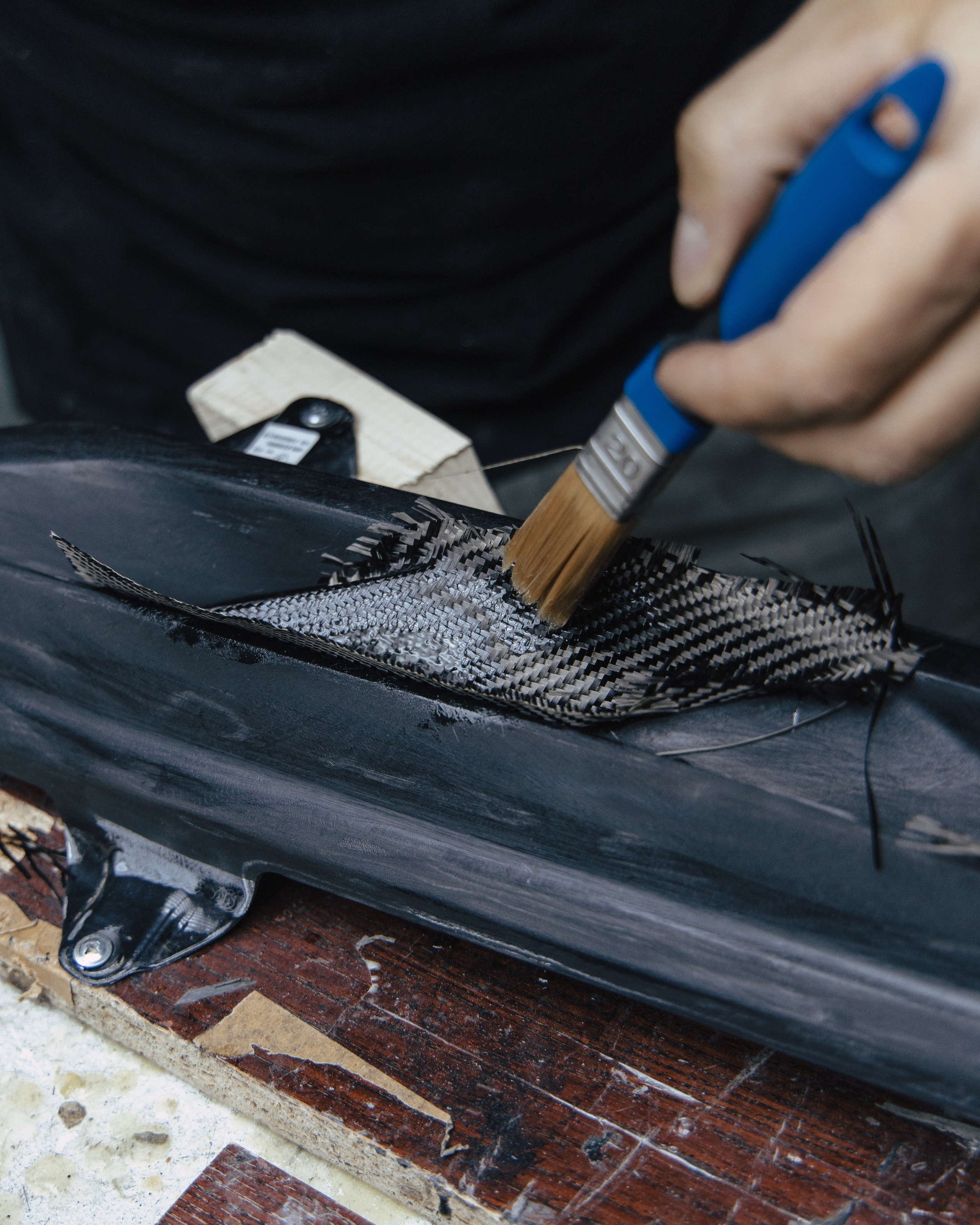 Lamborghini Urus ламинация карбоном вставок в капот, спойлеров, крышки багажника и зеркал. DeLorein