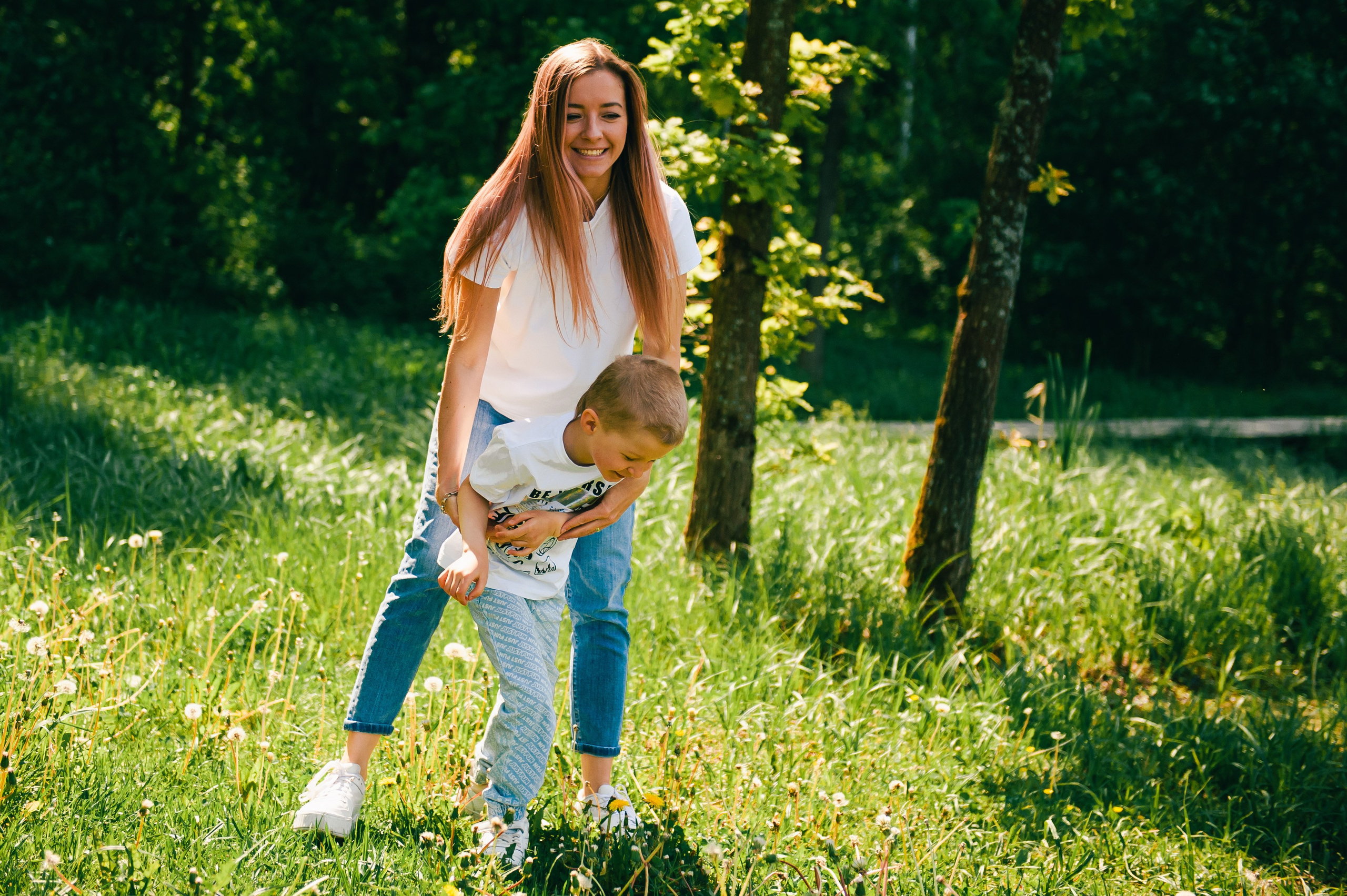 мама с сыном на природе, летняя фотосессия мамы и сына