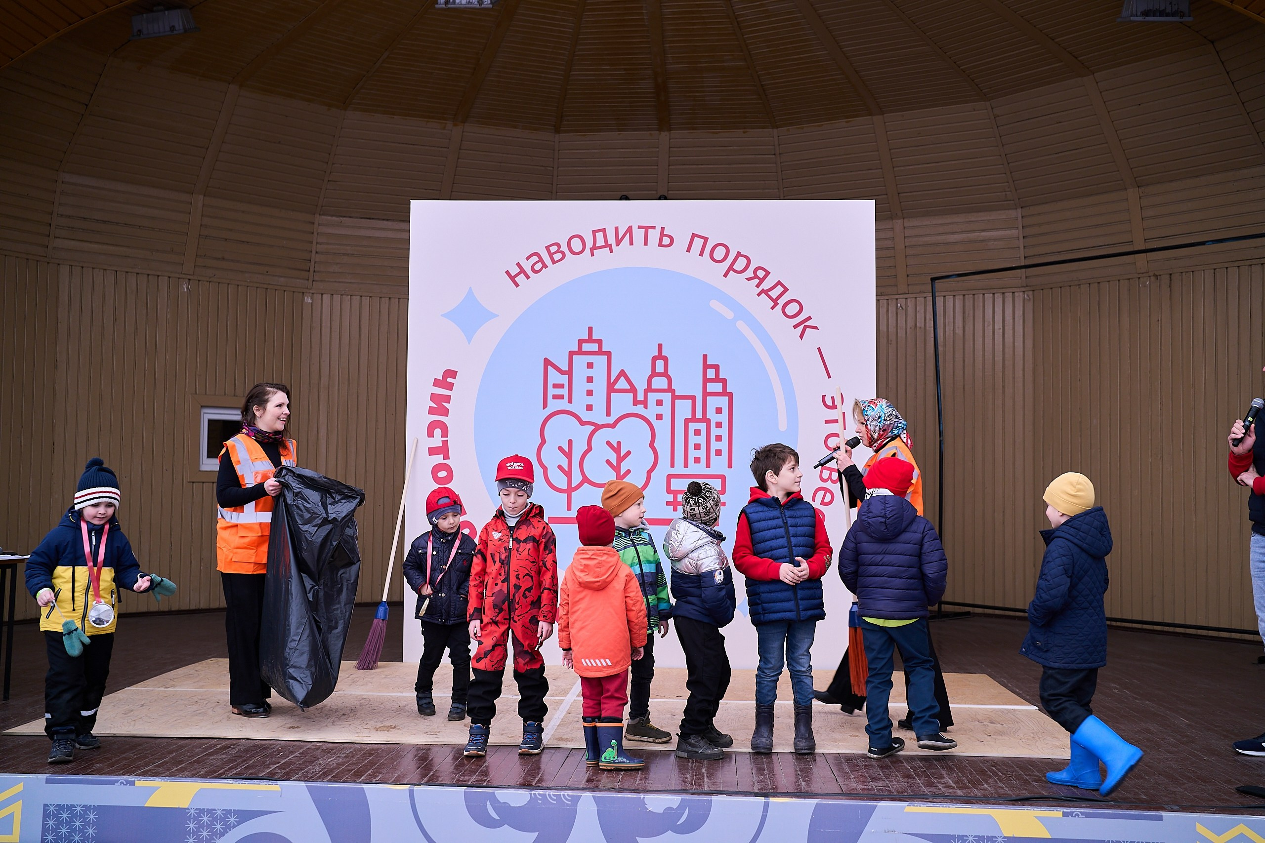 Субботник у Управления делами Мэра и Правительства Москвы. Фотограф и Видеограф в Москве. Олег Корушев