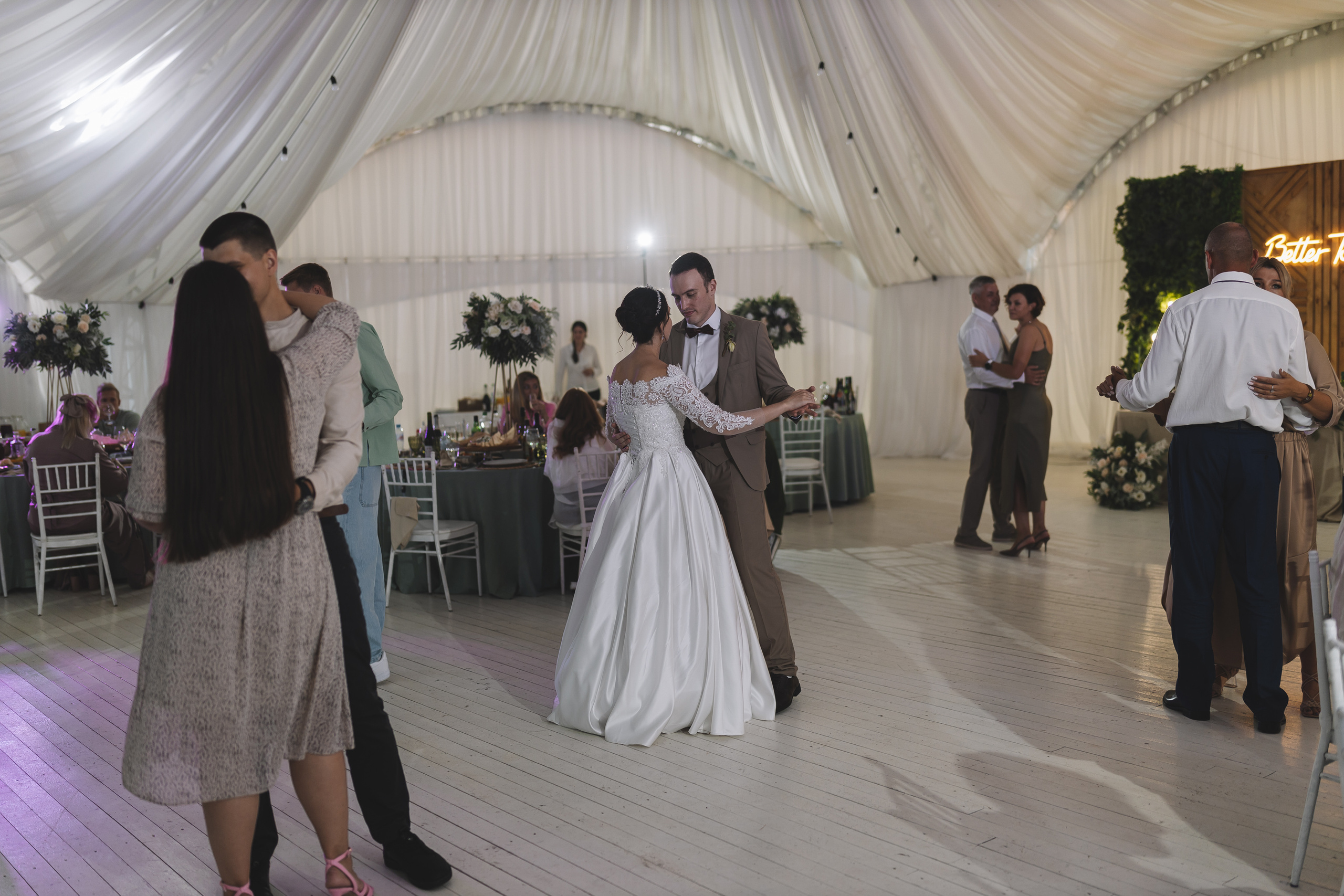 Свадебная фотосессия в Парк-отеле Орловский. Свадебный фотограф в Москве — Оскар Гелманов