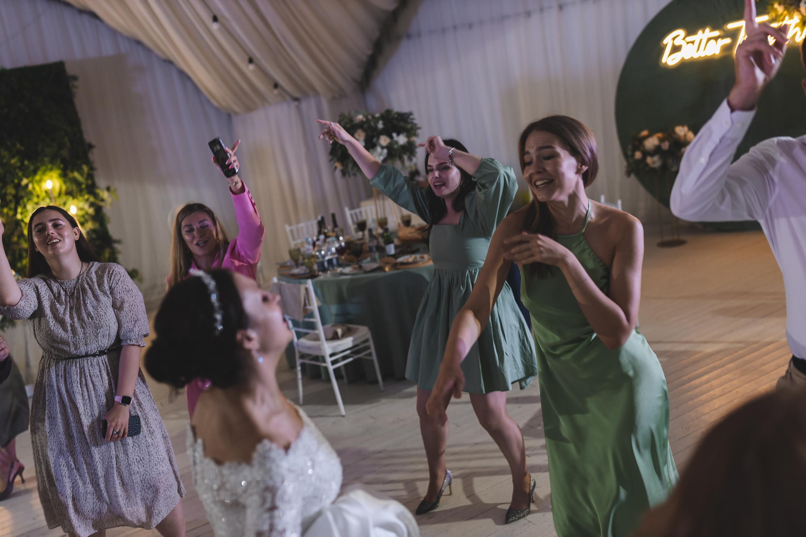 Свадебная фотосессия в Парк-отеле Орловский. Свадебный фотограф в Москве — Оскар Гелманов