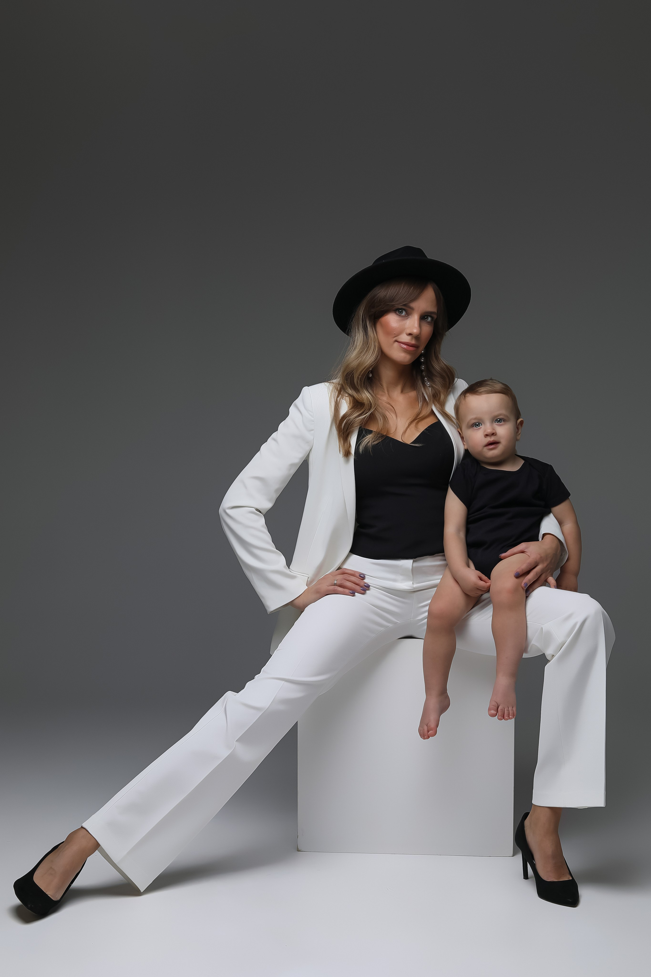 Мама и Малыш на Циклорамме. Семейный и Детский фотограф в Москва Скворцова Татьяна