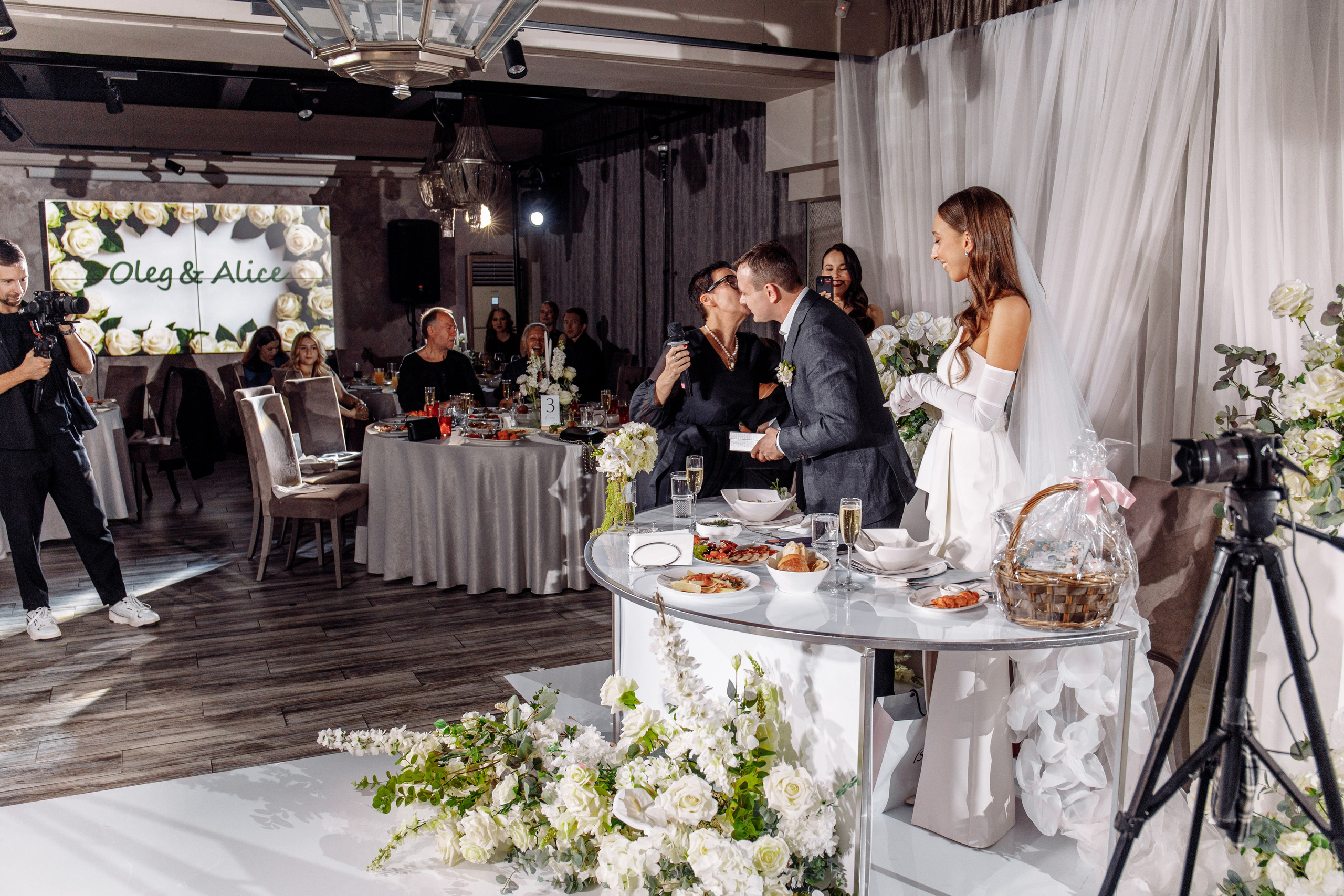 Свадебная фотосессия красивый банкет. Свадебный фотограф в Екатеринбурге Илья Корсаков
