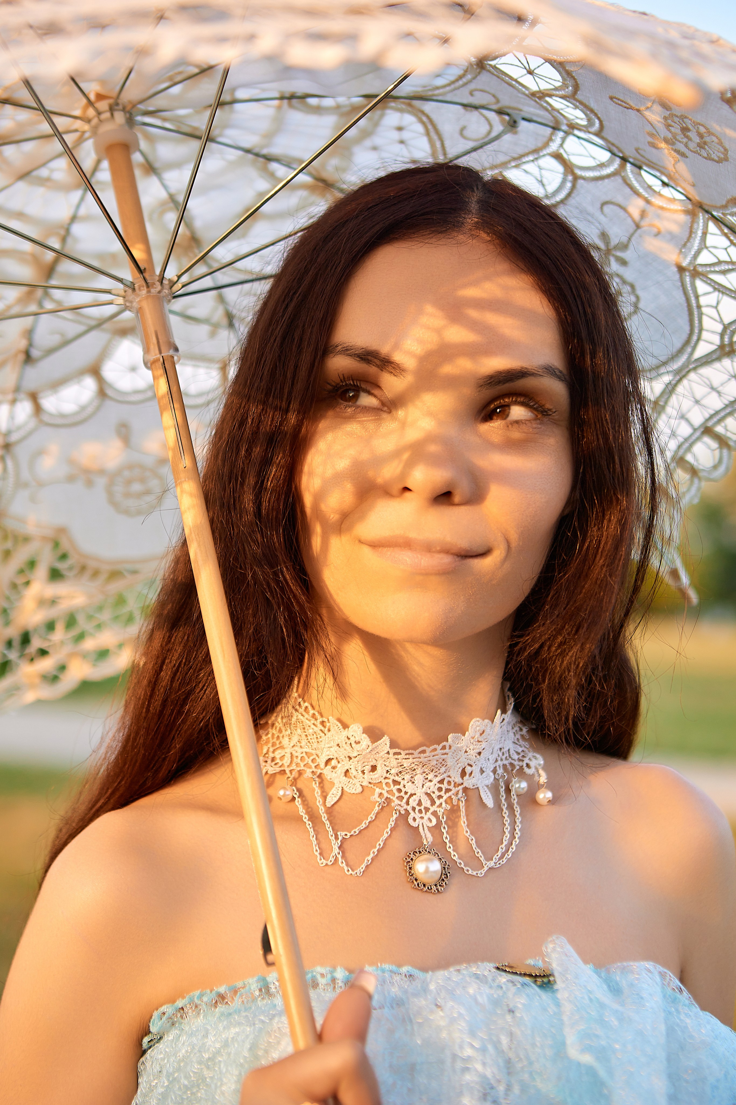 Портрет девушки с винтажным зонтиком