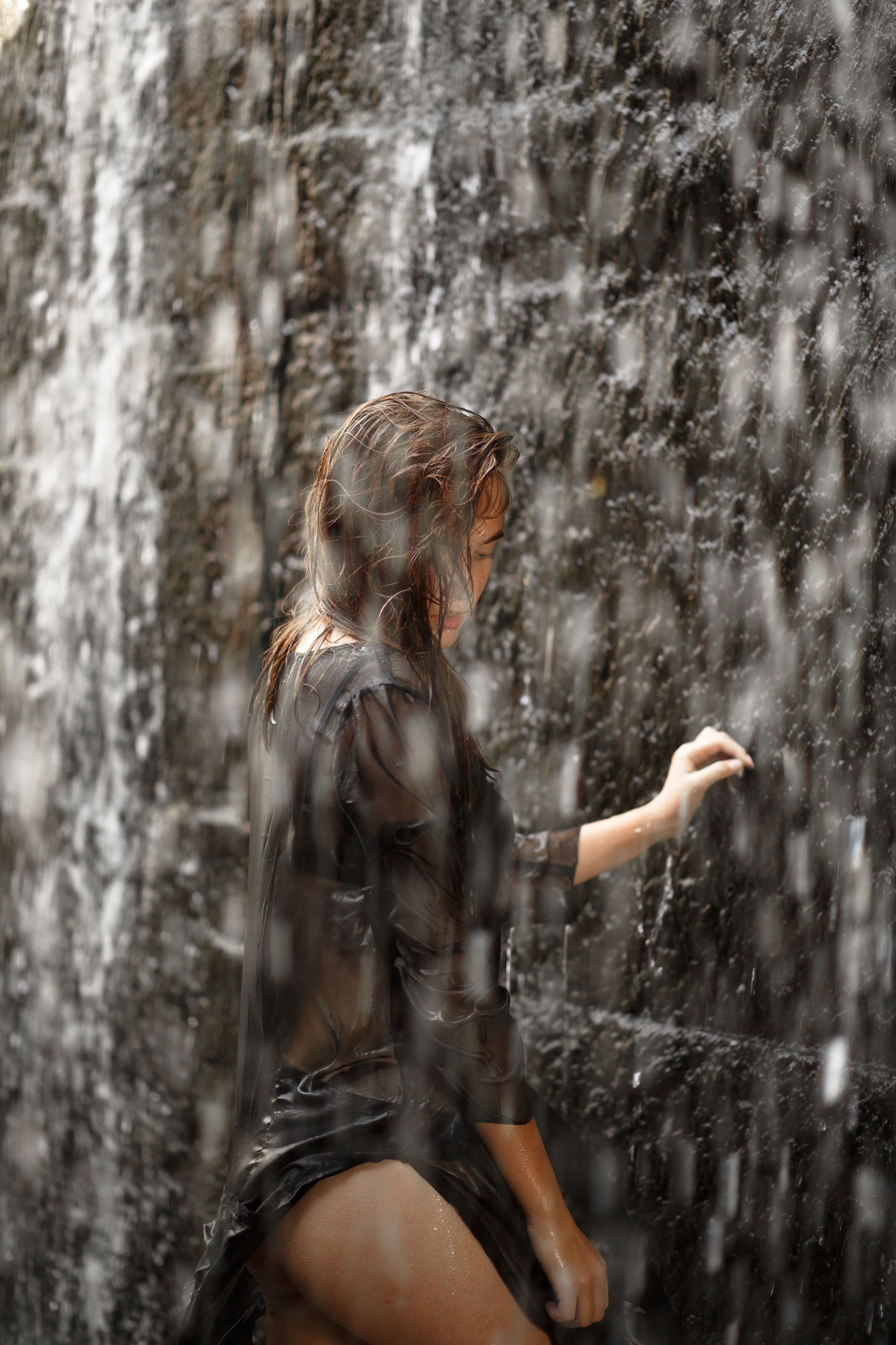 водопад, девушка в водопаде