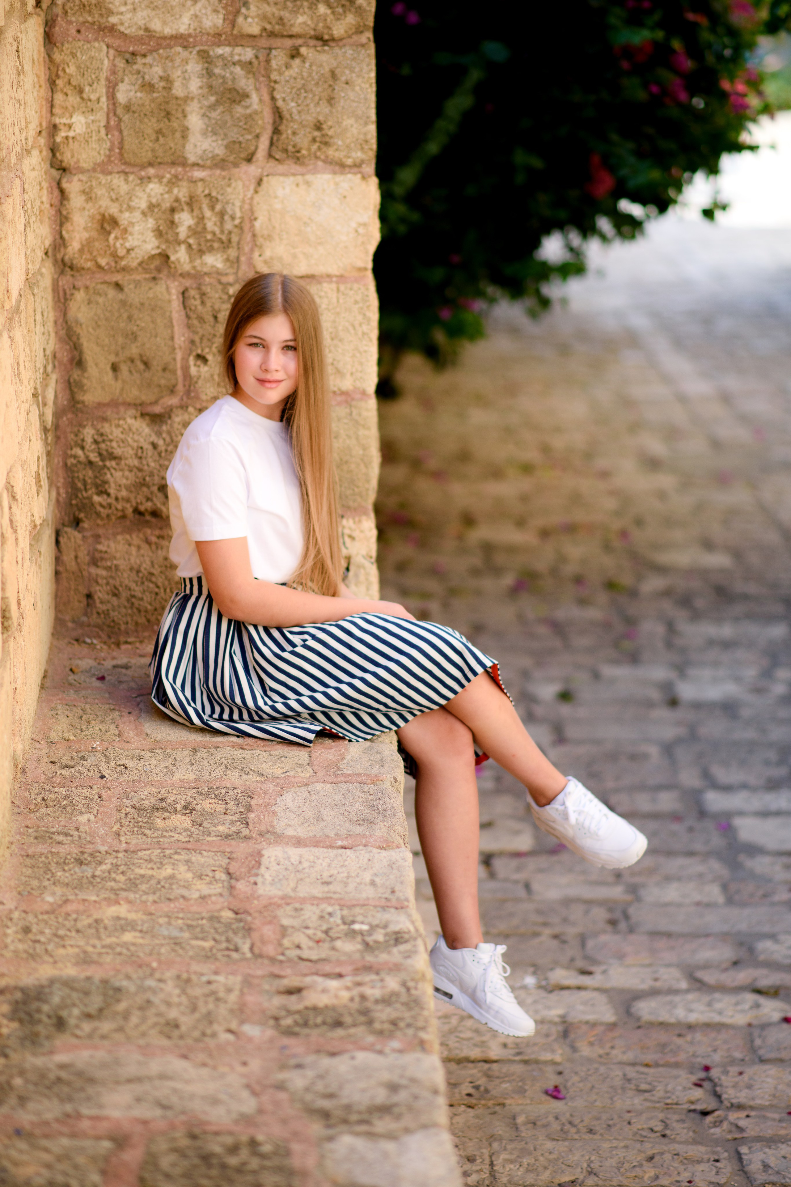 Фотосессия девочки подростка в старом городе. Главная