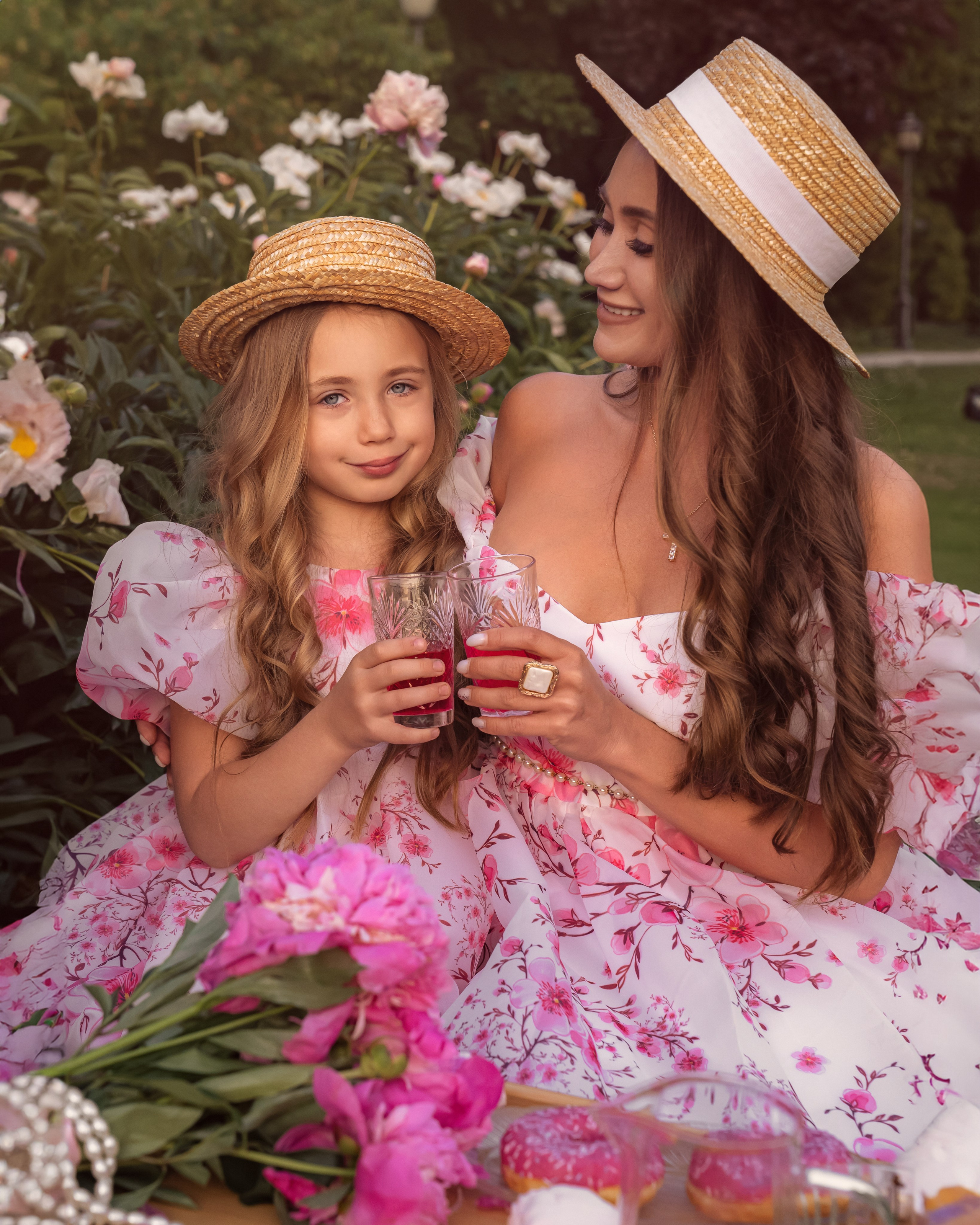 Нежная фотосессия мамы и доченьки в пионовом саду. Трубинова Екатерина | Семейный фотограф | Москва