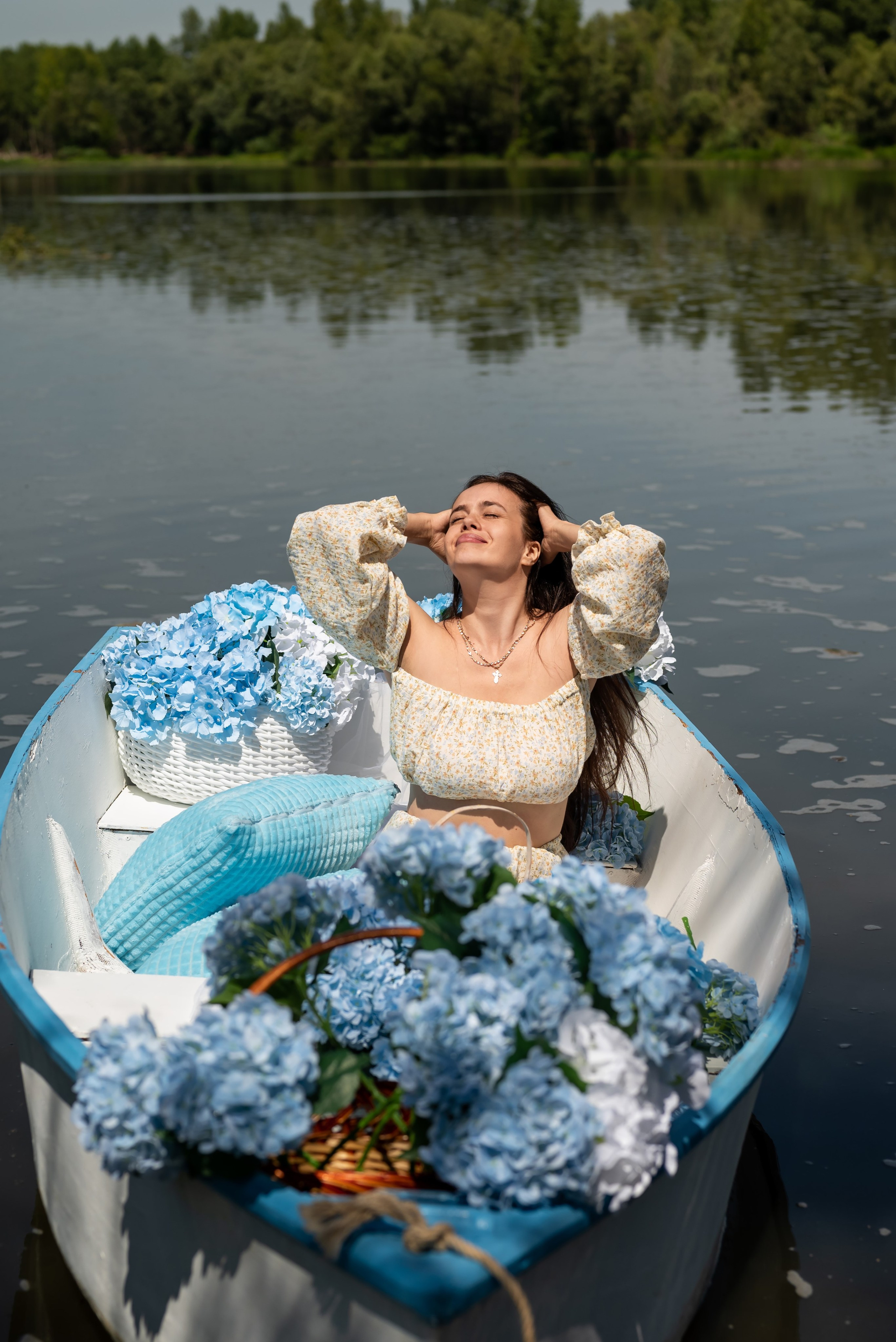 Фотопроект на лодке с голубыми гортензиями. Фотограф в городе Салават