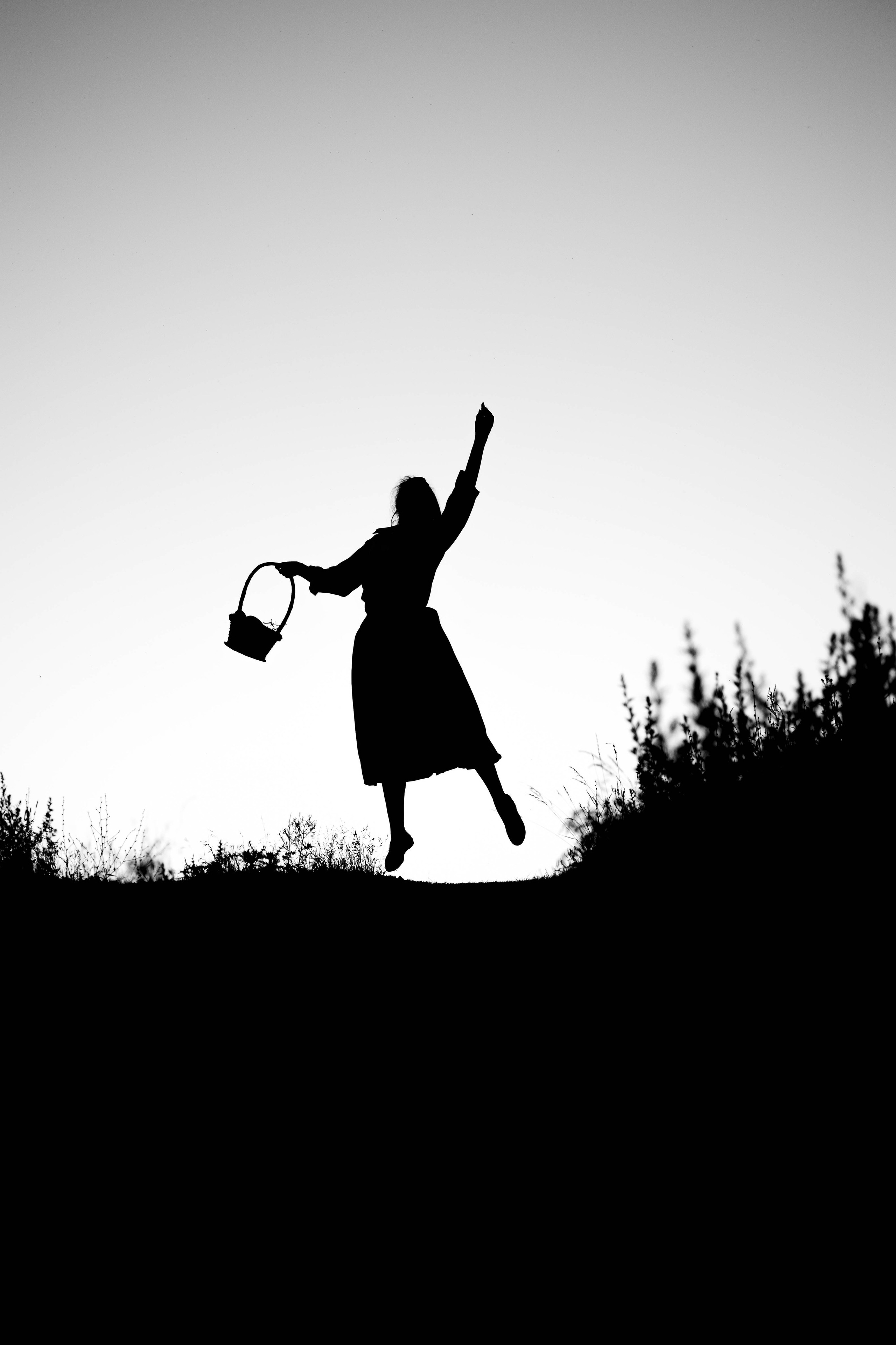 Внучка и бабуля прогулка на природе. Коммерческий фотограф