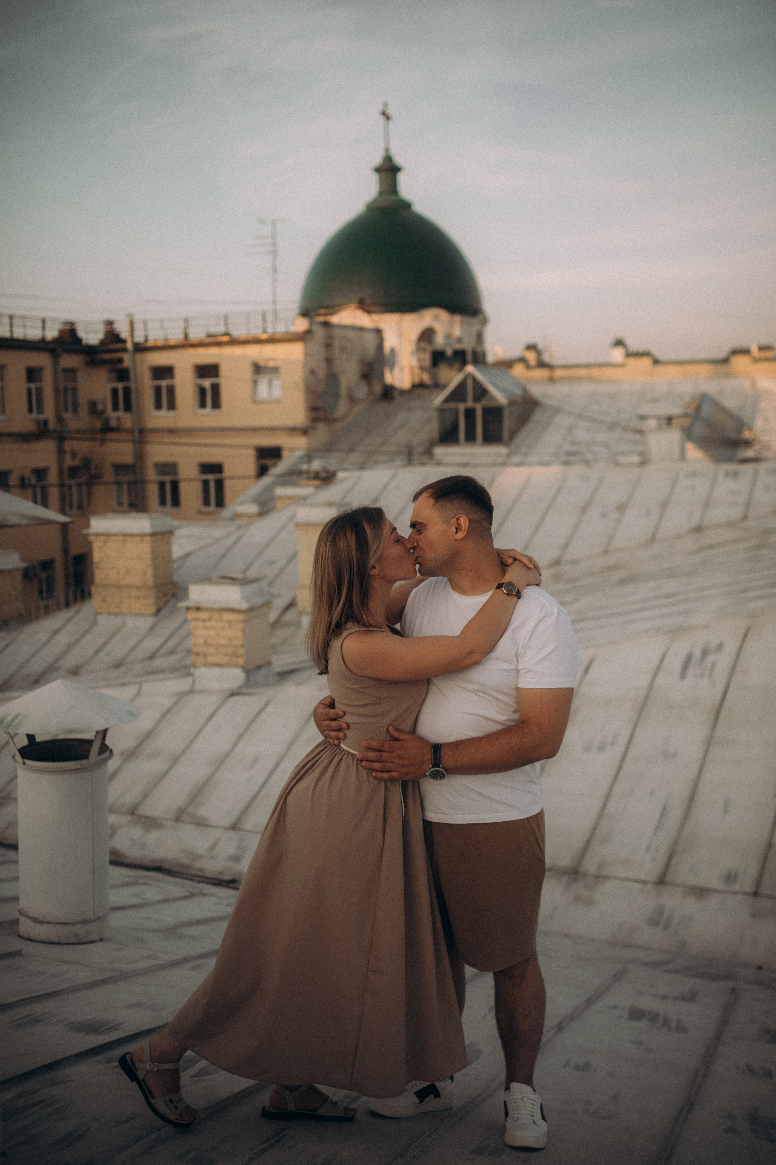 Мы сидим на питерской, теплой крыше. Фотограф в Санкт Петербурге Лара Великова