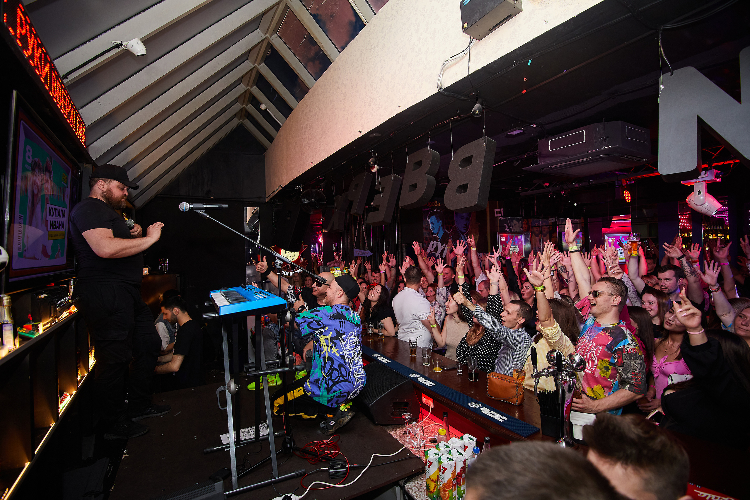 Выступление группы Фактор 2 в баре «Руки вверх». Репортажный Фотограф Москва Дарья Лунева