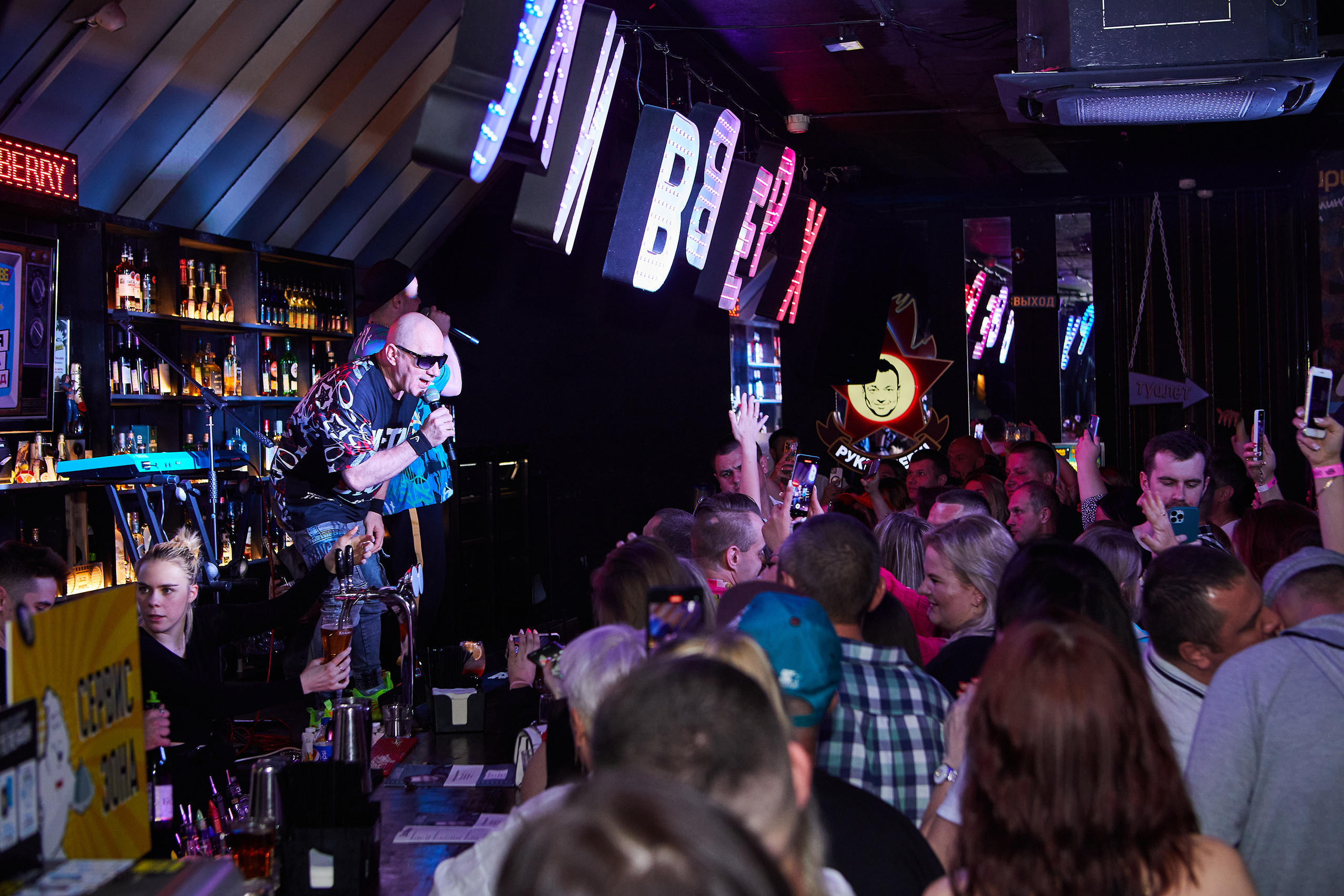 Выступление группы Фактор 2 в баре «Руки вверх». Репортажный Фотограф Москва Дарья Лунева
