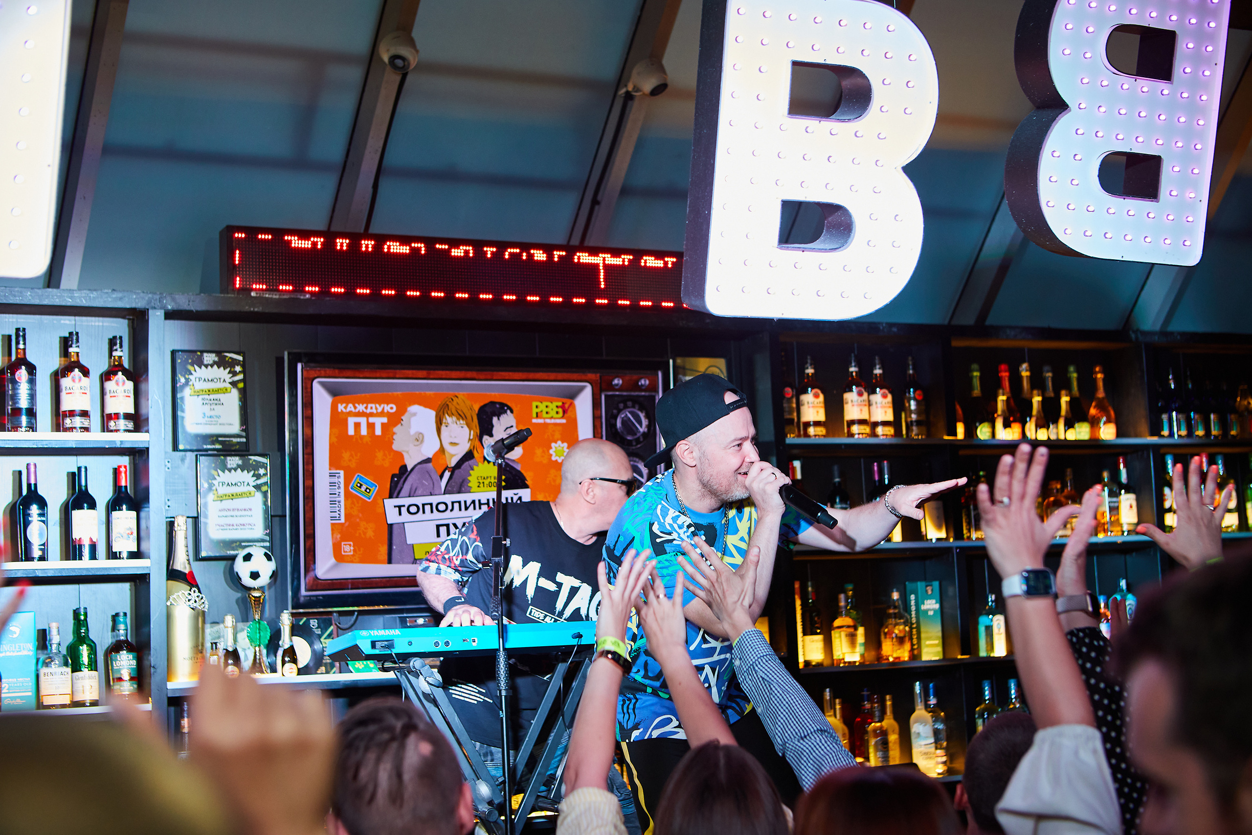 Выступление группы Фактор 2 в баре «Руки вверх». Репортажный Фотограф Москва Дарья Лунева