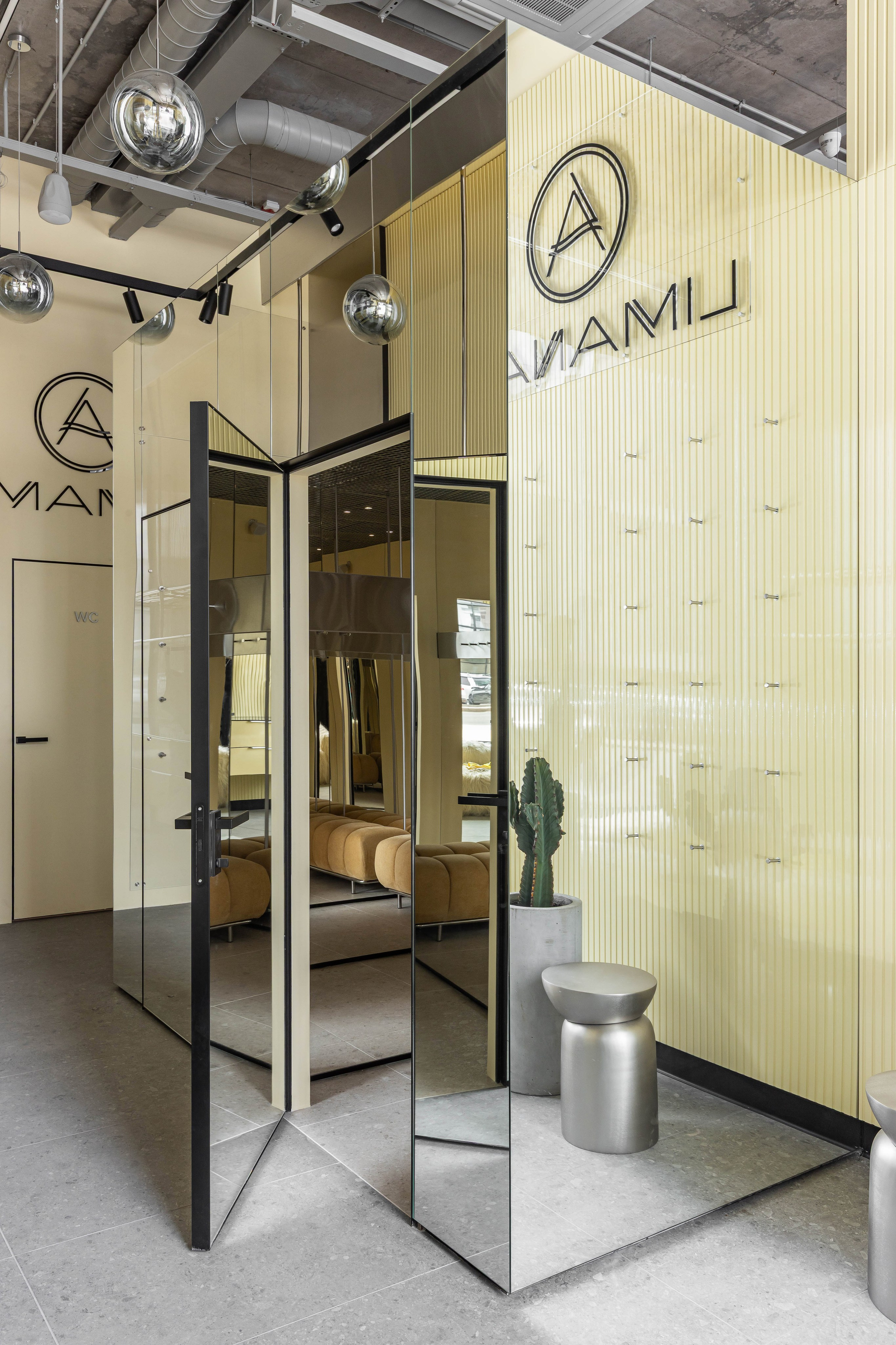 Магазин верхней одежды Lima Krasota. Студия дизайна: ART Home by ZainDesign. Интерьерный фотограф в г. Уфа Гульнара Латыпова