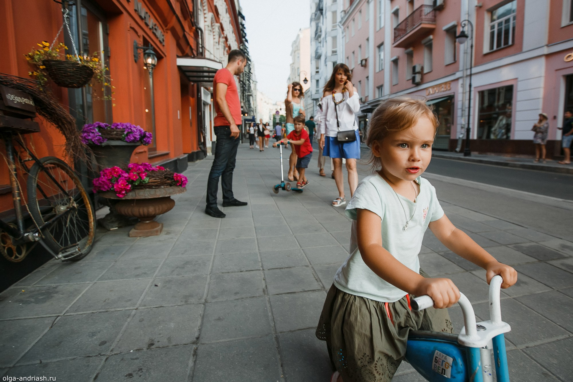 Прогулки на Патриарших прудах. Семейный, портретный и свадебный фотограф в Санкт-Петербурге и Москве