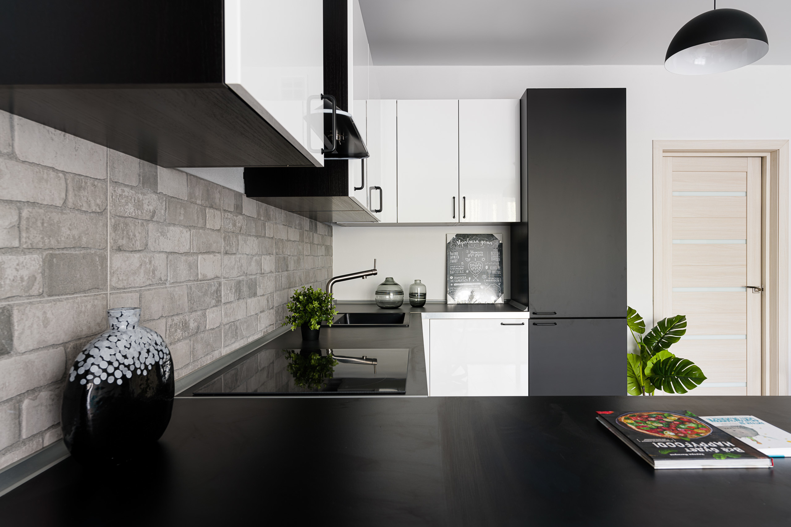 Демонстрационная квартира в ЖК «Форт Адмирал» - Туапсе - фото 2 - интерьер кухни гостиной