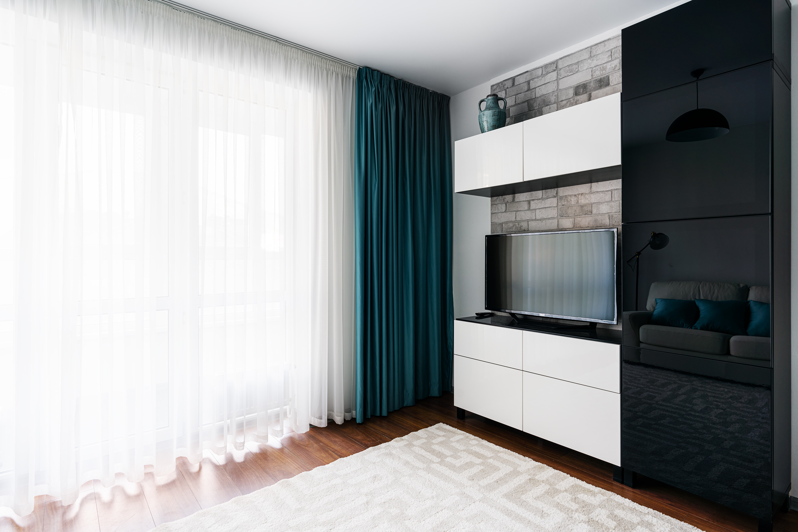 Демонстрационная квартира в ЖК «Форт Адмирал» - Туапсе - фото 4 - интерьер кухни гостиной