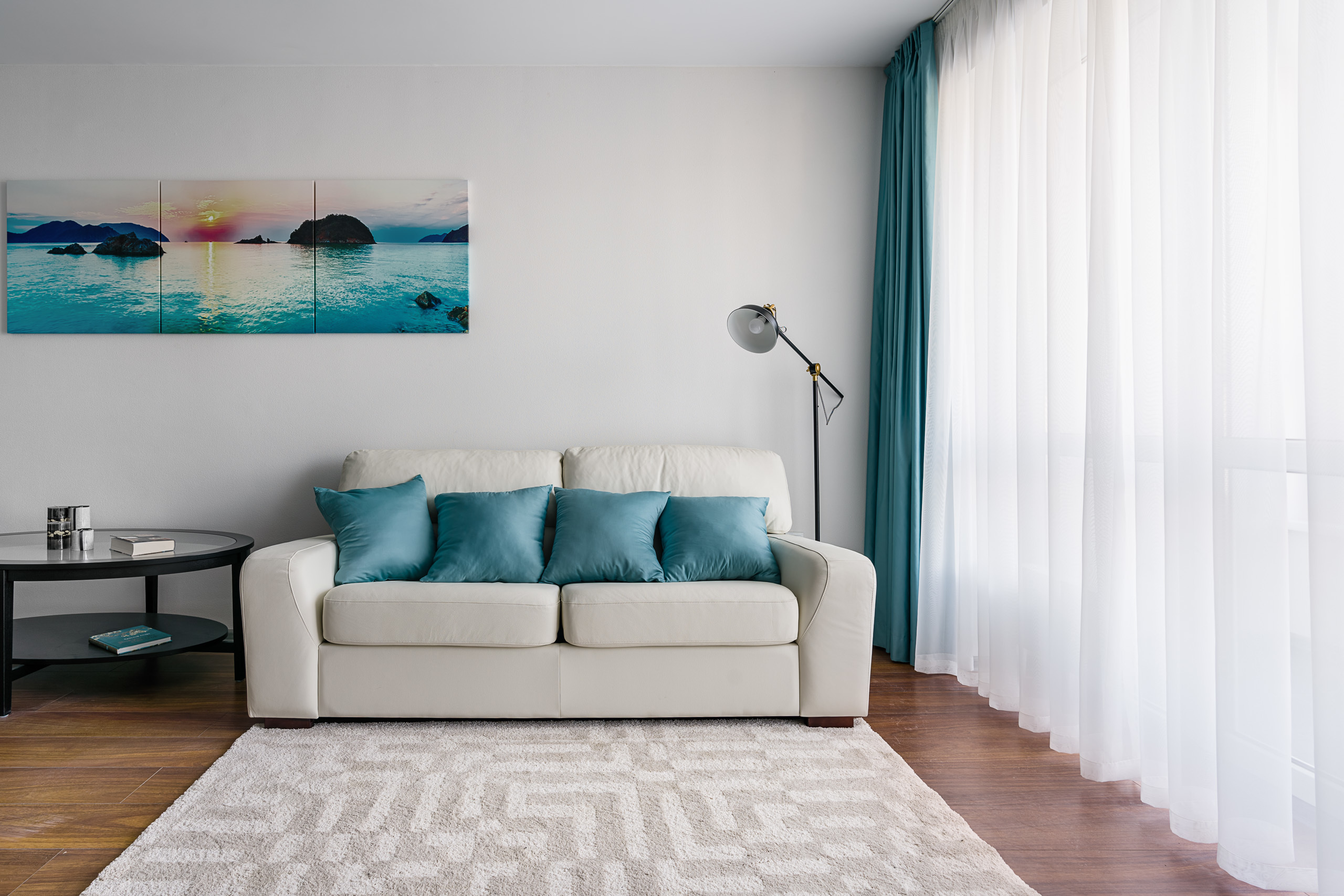 Демонстрационная квартира в ЖК «Форт Адмирал» - Туапсе - фото 3 - интерьер кухни гостиной