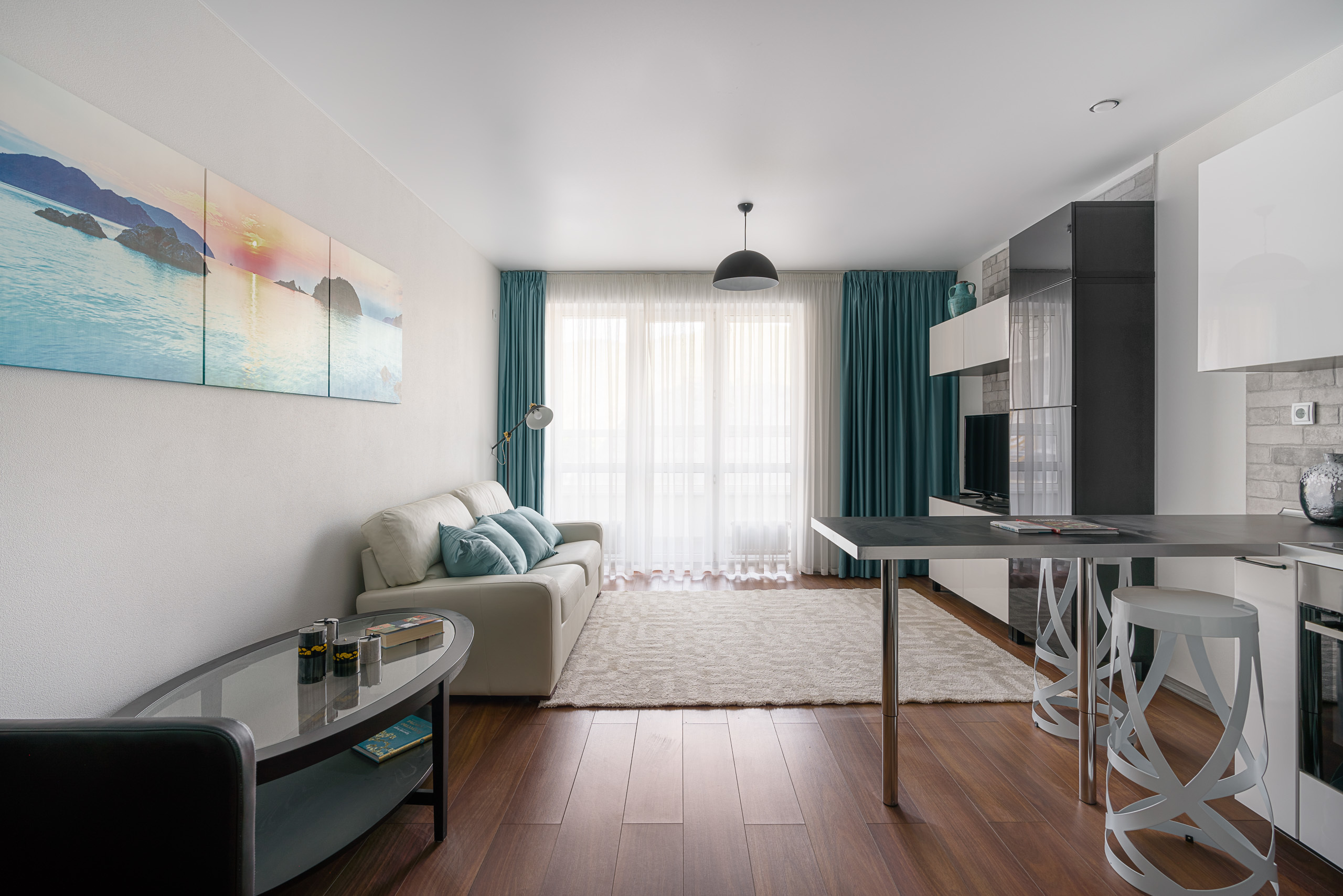 Демонстрационная квартира в ЖК «Форт Адмирал» - Туапсе - фото 1 - интерьер кухни гостиной