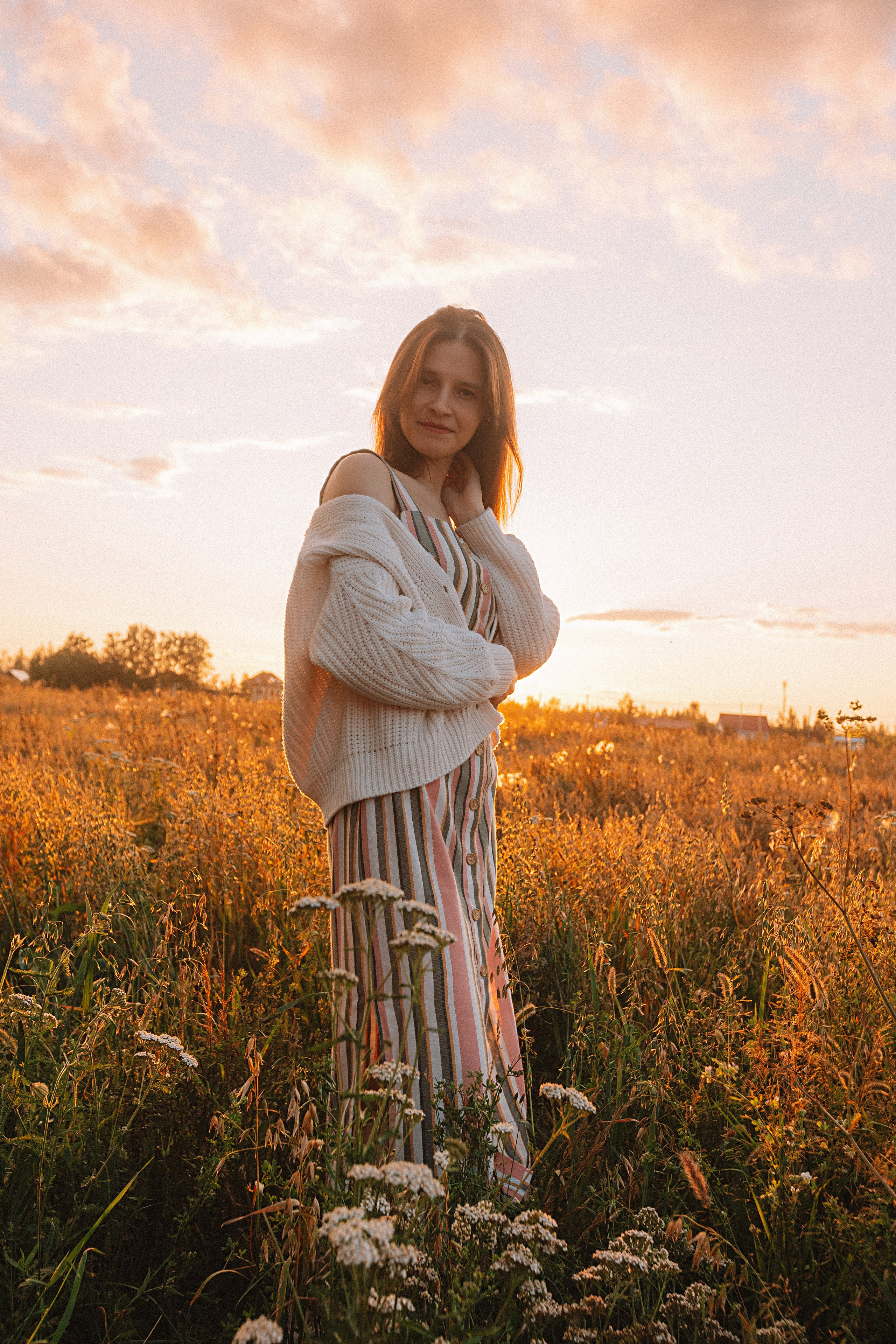 Поле love story на закате. Семейный фотограф Тюмень, фотограф на роды Салмина Мария